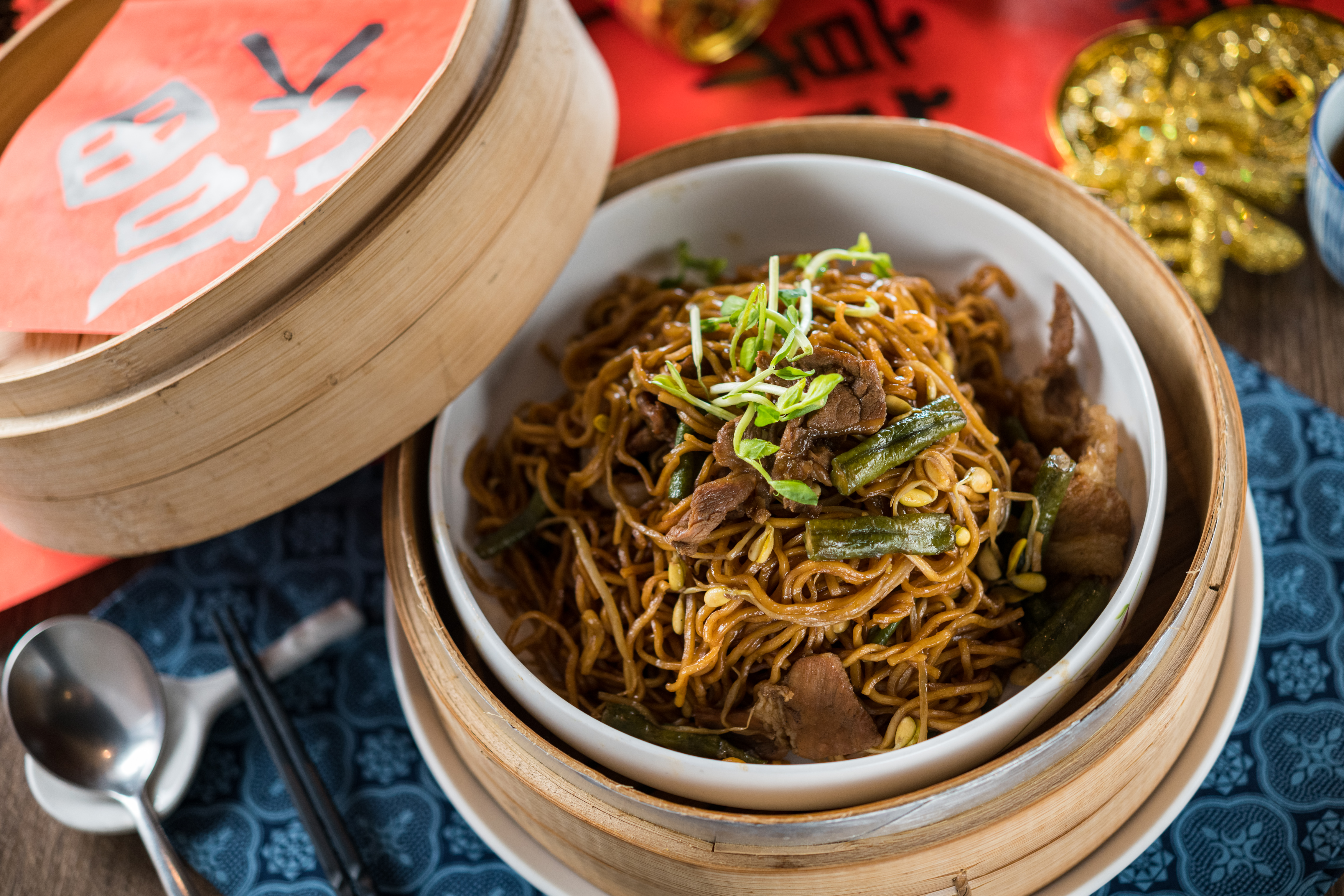 「河南蒸麵」必備豬肉片、黃豆芽和豆角3位配角，湯汁分3次澆淋，翻炒火侯須控制得宜，才能色香味均美。（320元／小份，限內用，需1天前預訂）