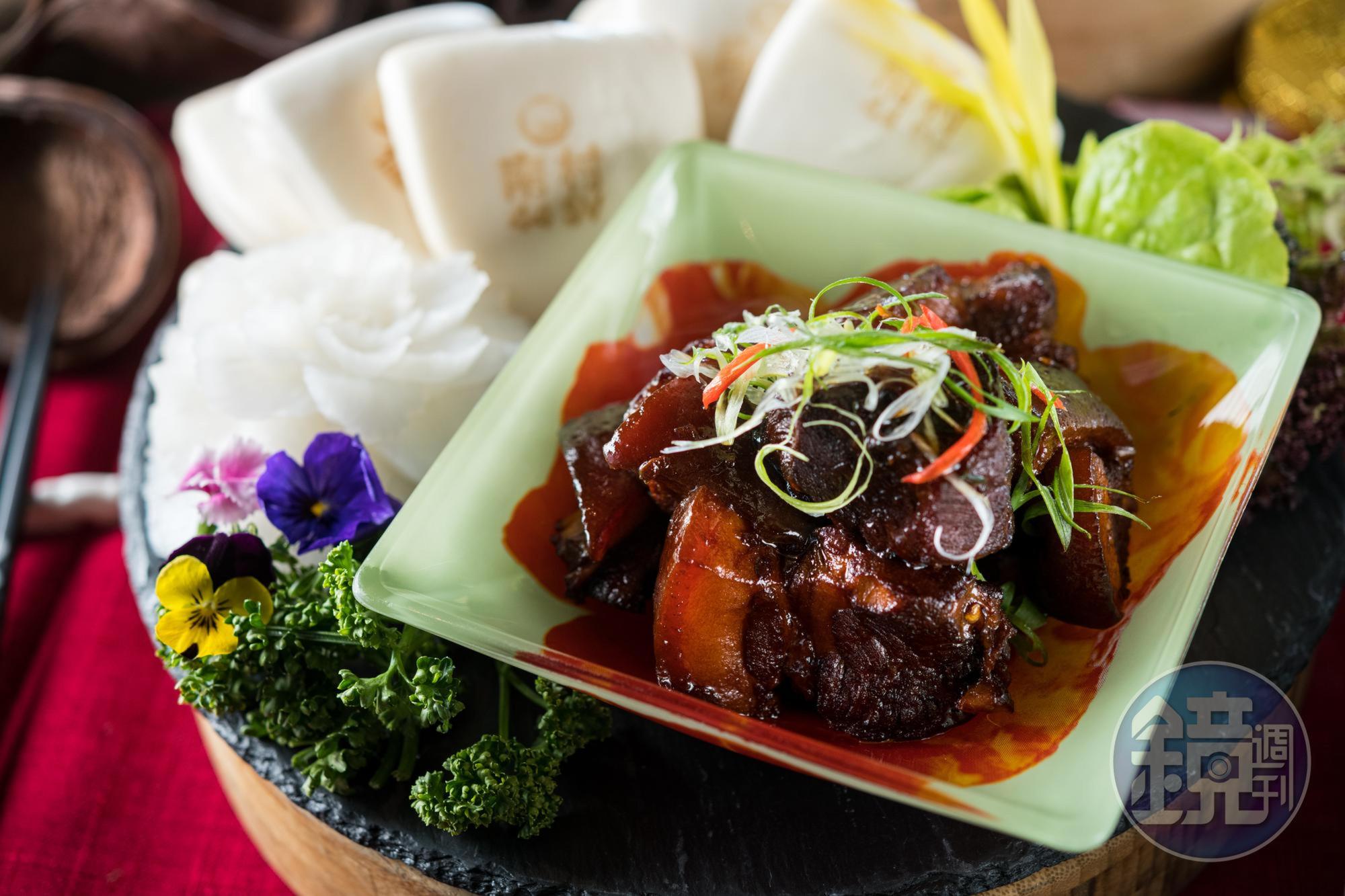 香甜「毛澤東紅燒肉」（720元／份，需1天前預訂，年菜外帶1,200元／10人份，含刈包）搭配特製小巧刈包（內用35元／個），連吃兩顆沒問題。