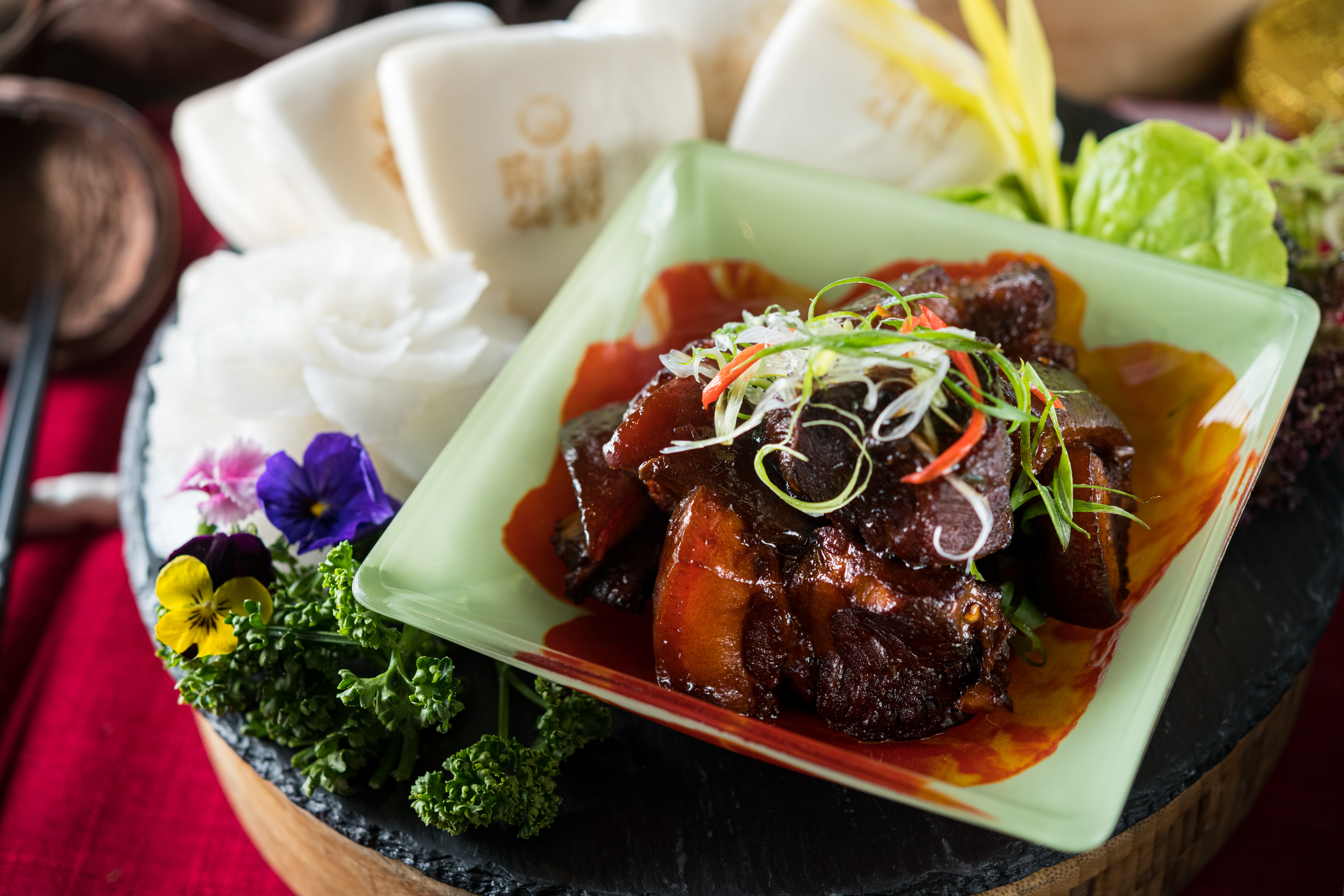 香甜「毛澤東紅燒肉」（720元／份，需1天前預訂，年菜外帶1,200元／10人份，含刈包）搭配特製小巧刈包（內用35元／個），連吃兩顆沒問題。