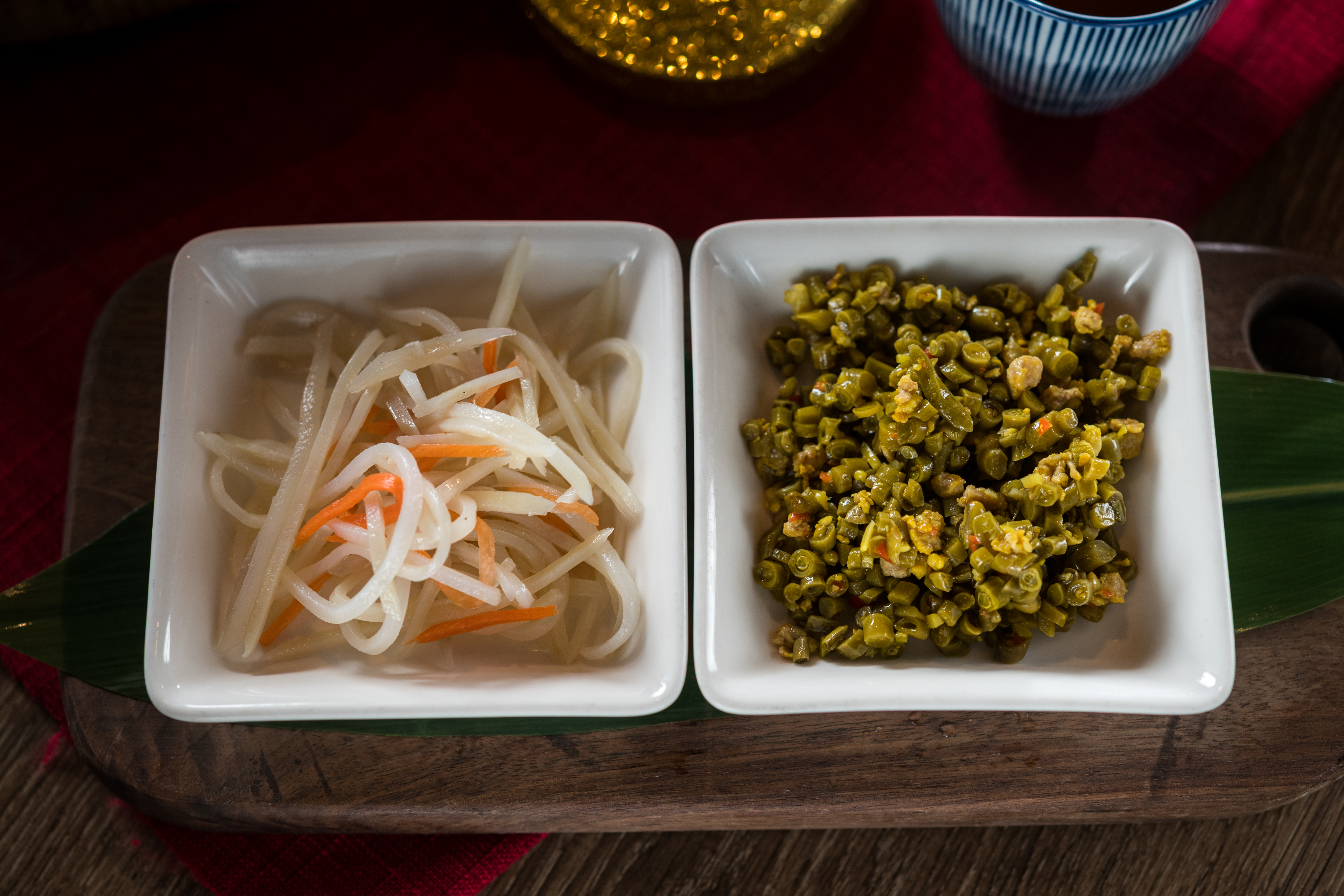 老闆推薦在刈包加上「醋溜土豆絲」（120元／份）「酸豆炒肉末」（150元／份），增加爽脆口感。