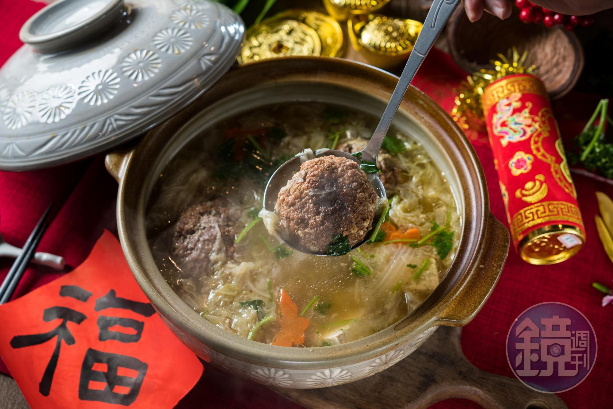 「白菜獅子頭砂鍋」湯甜肉嫩，獅子頭吸足高湯精華。（1,200元／份，可外帶，不含砂鍋，需1天前預訂，）