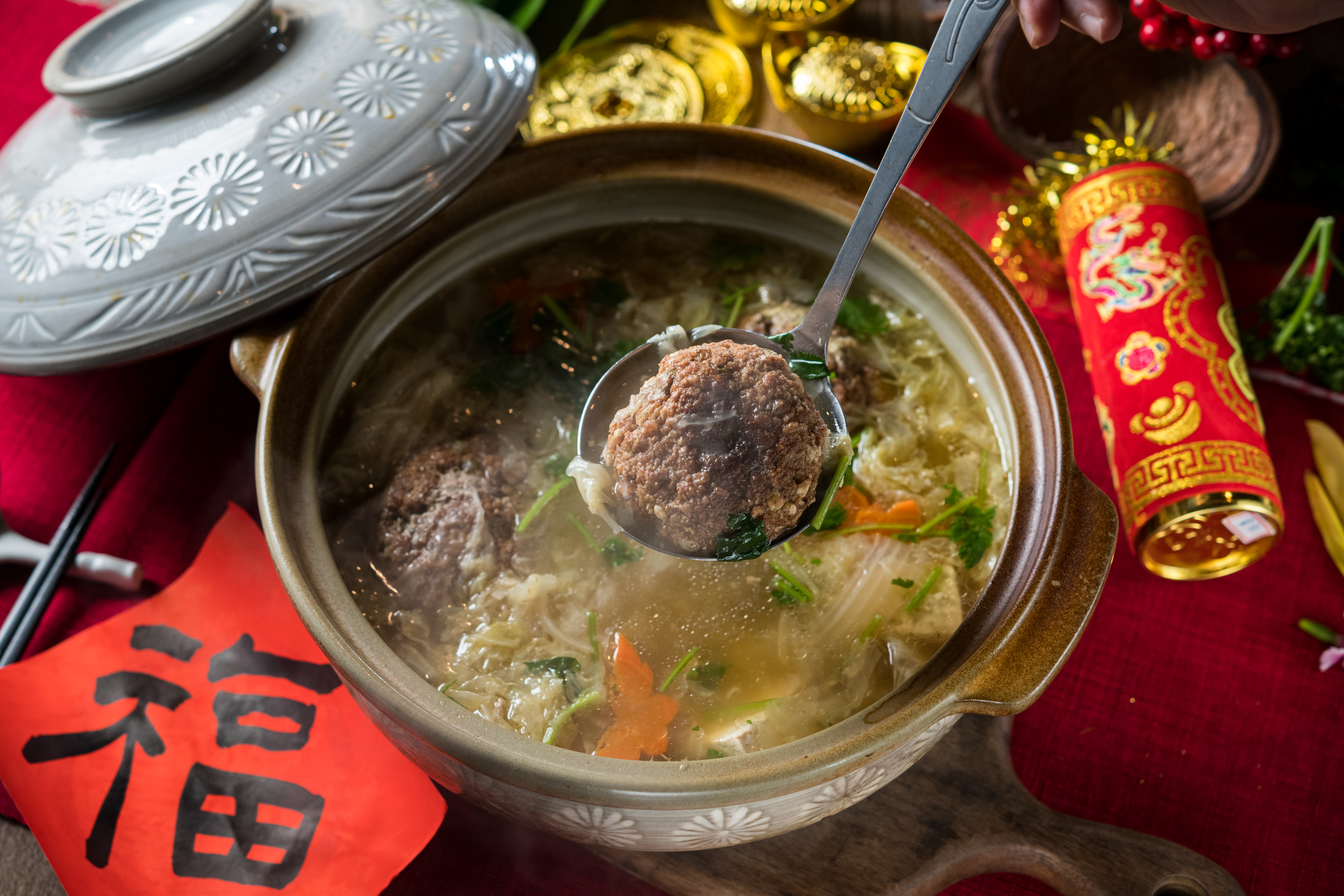 「白菜獅子頭砂鍋」湯甜肉嫩，獅子頭吸足高湯精華。（1,200元／份，可外帶，不含砂鍋，需1天前預訂，）