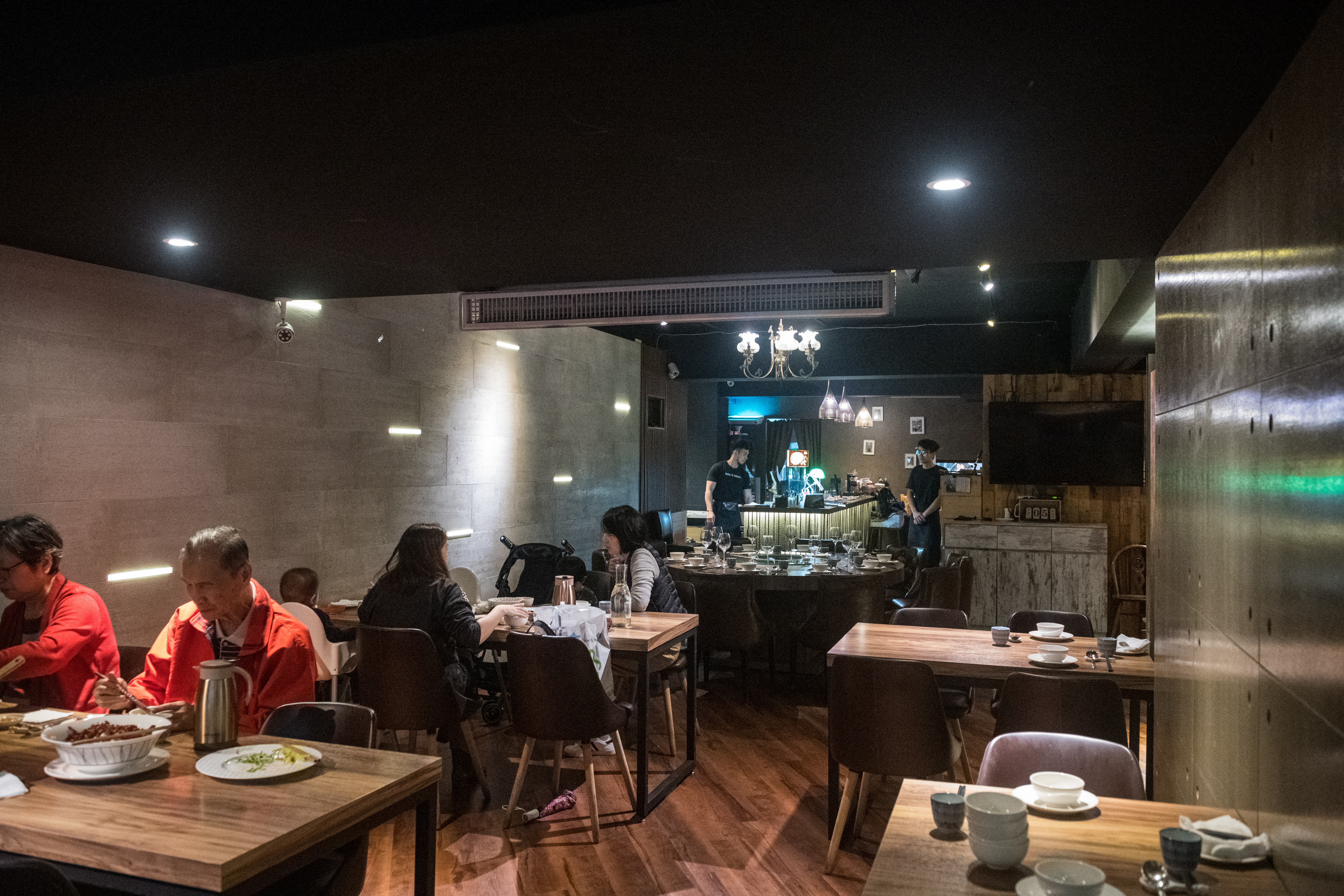 用餐採人頭計價，平日商業午餐一人450元起，亦可加購單點菜色。