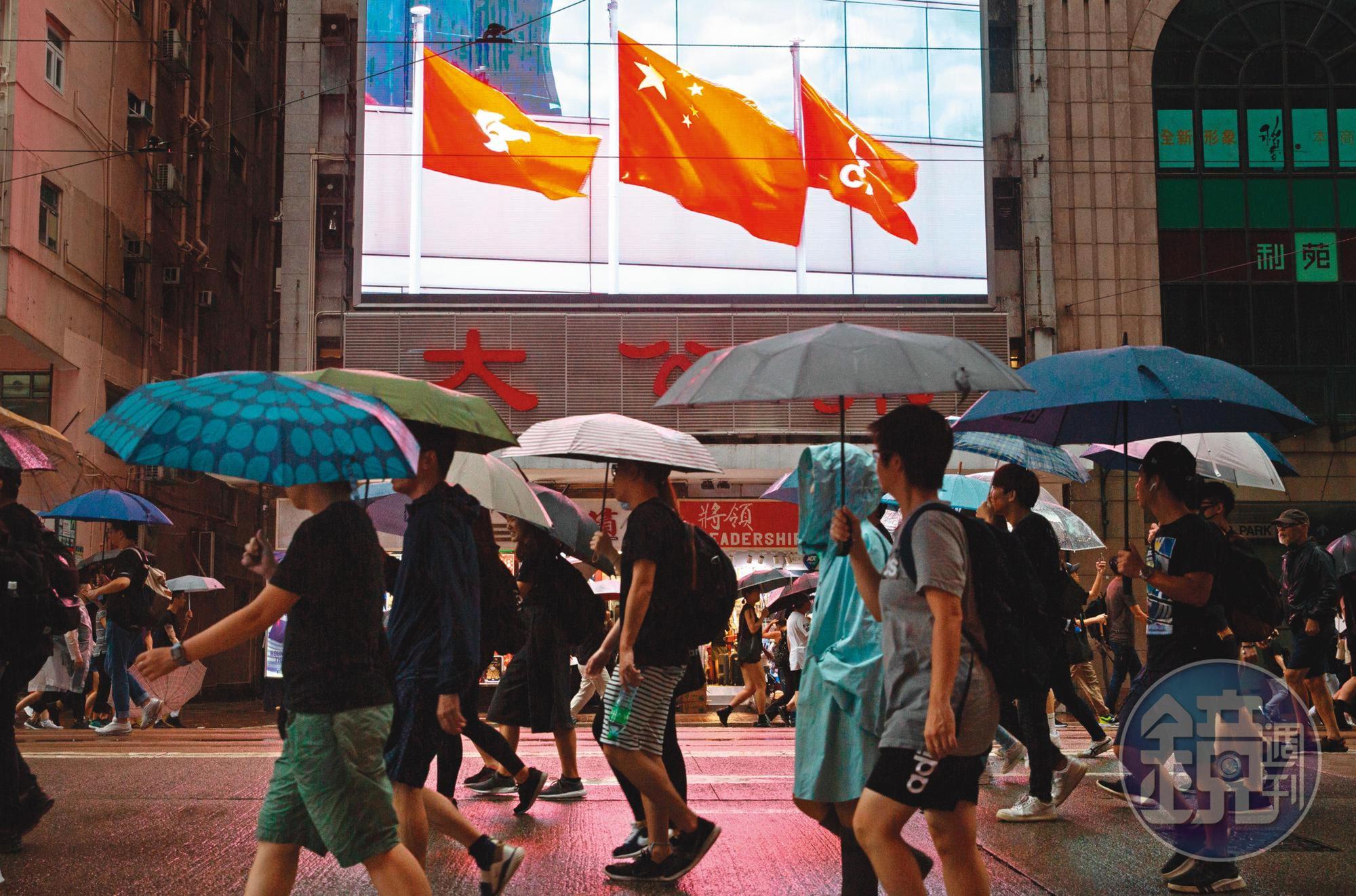 香港已經在中國的口中，要把它嚼碎呑下或含在口中再把玩一陣子，全由中國決定。圖為2019年8月18日，民陣發起遊行經過銅鑼灣《大公報》辦公室。