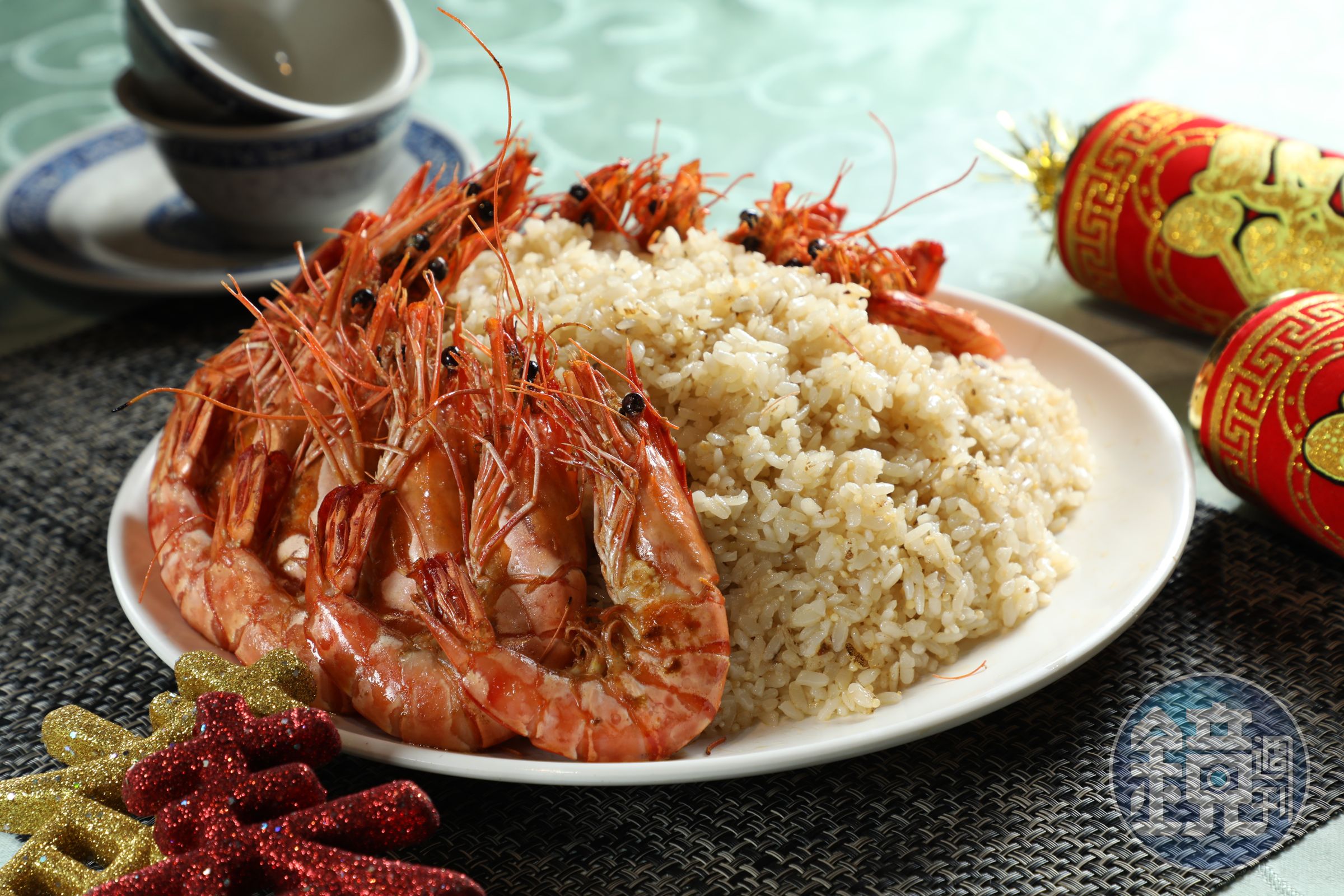 「獨家飛魚卵茶蝦飯」的蝦、苦茶油、飯有黃金比例，才能達到Q黏噴香，教人欲罷不能的味道。（700元／份，可外帶）