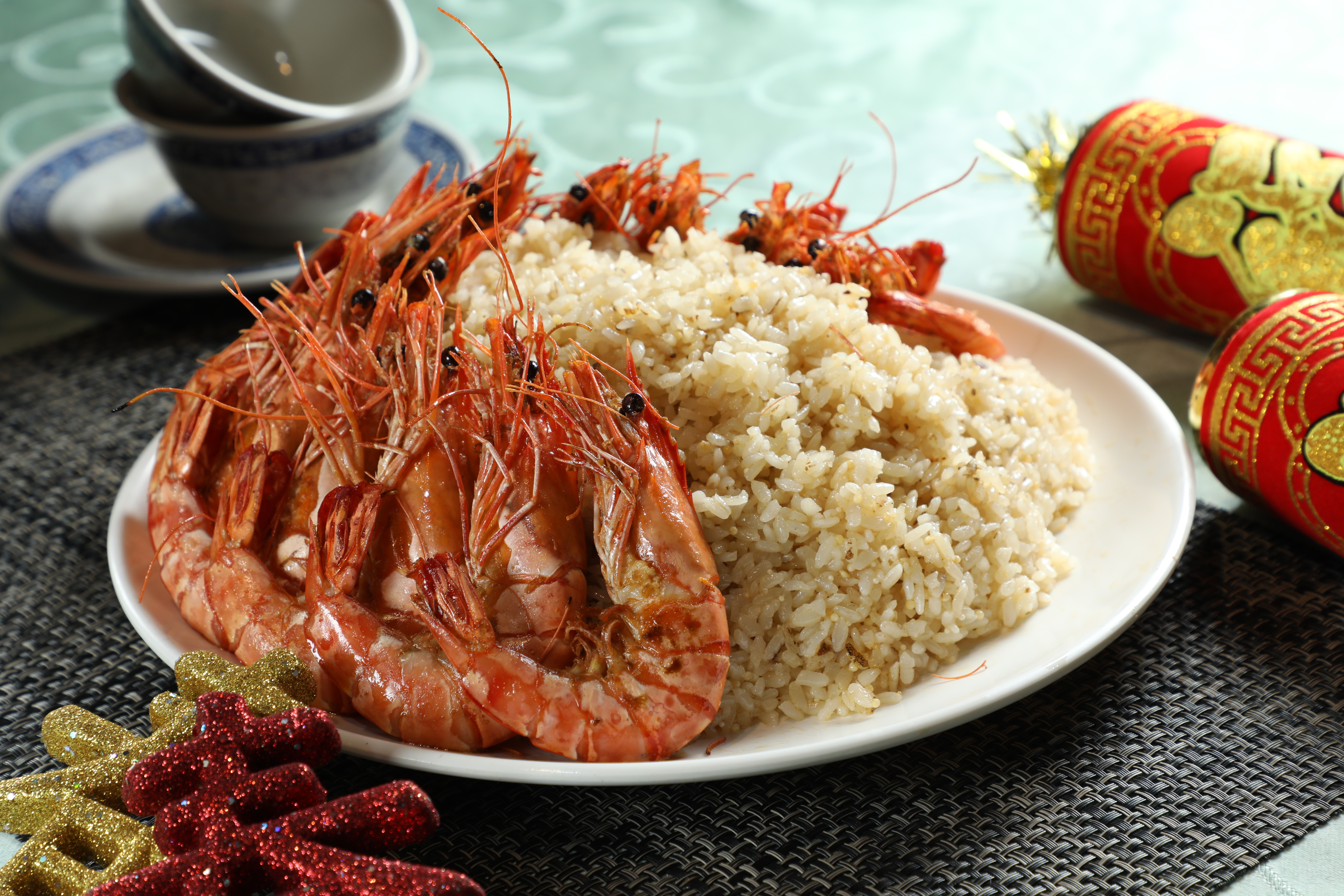 「獨家飛魚卵茶蝦飯」的蝦、苦茶油、飯有黃金比例，才能達到Q黏噴香，教人欲罷不能的味道。（700元／份，可外帶）