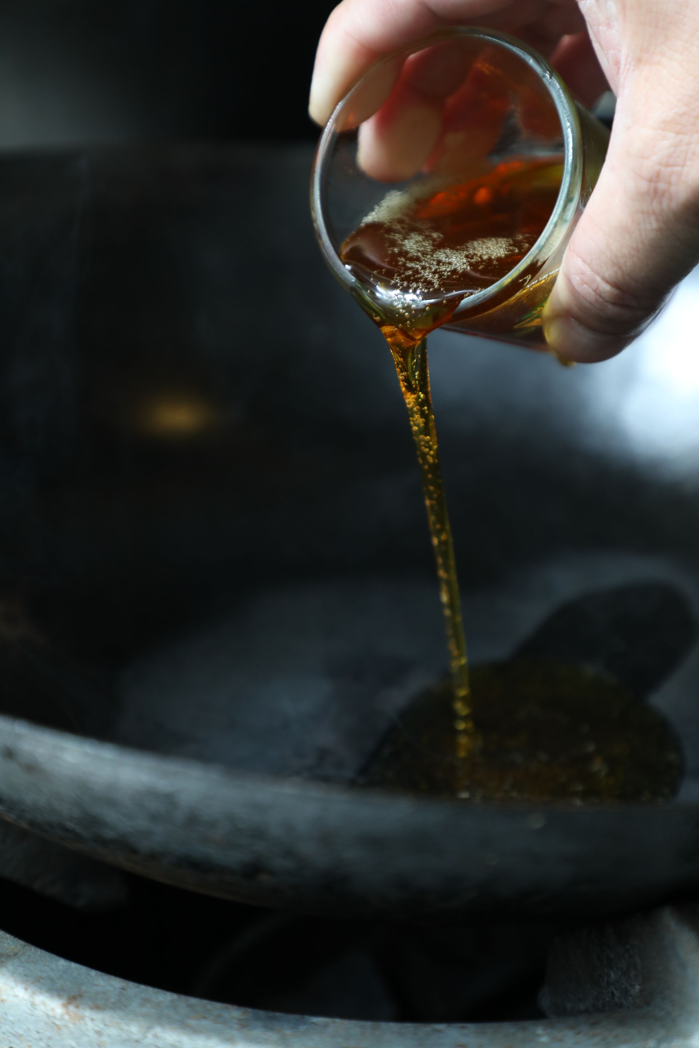 自家監製的招牌苦茶油，是將苦茶籽以高溫萃取。