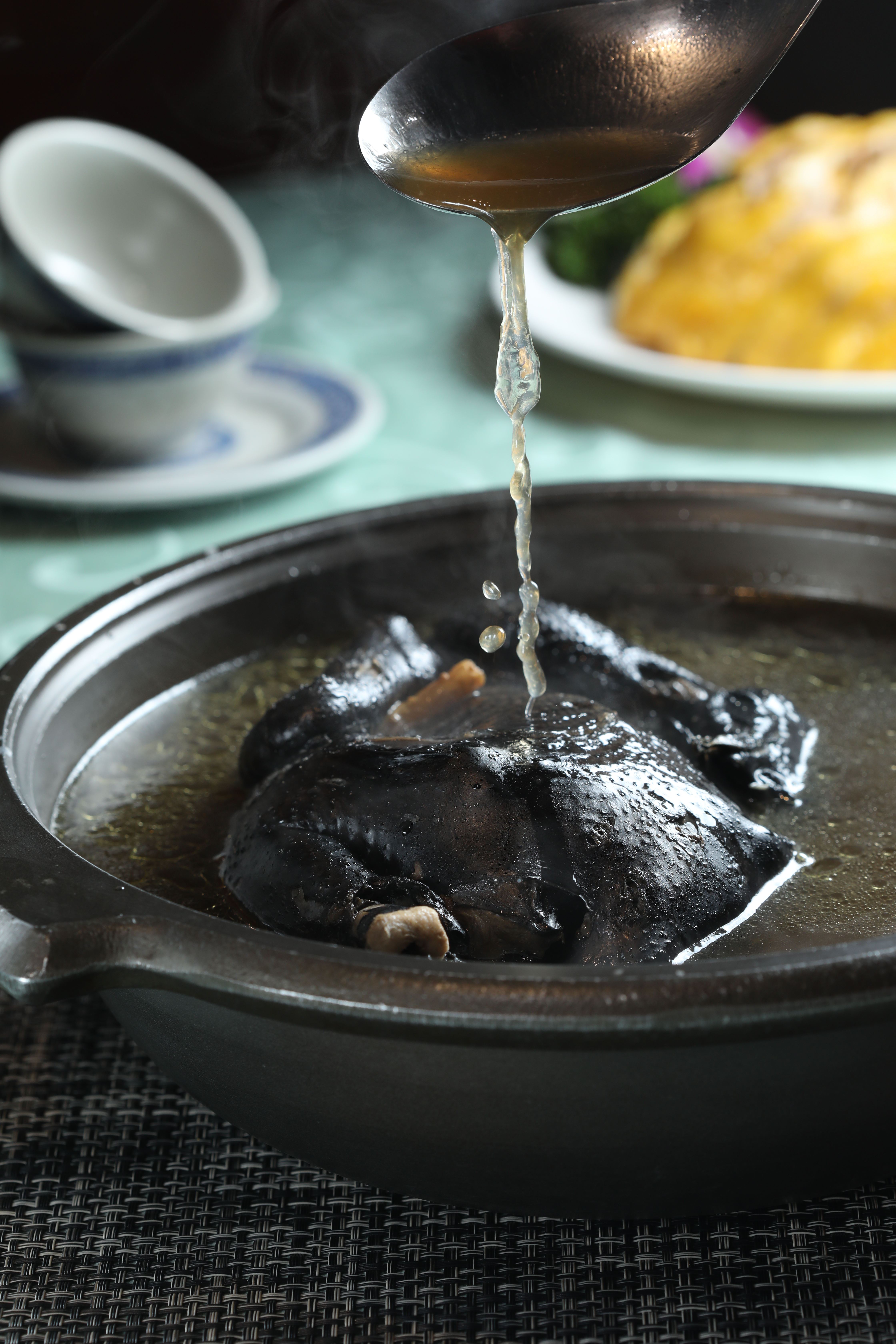 「冬蟲夏草烏骨雞湯」湯頭清香，烏骨雞肉不乾柴。（880元／鍋，可外帶，不含鍋具）