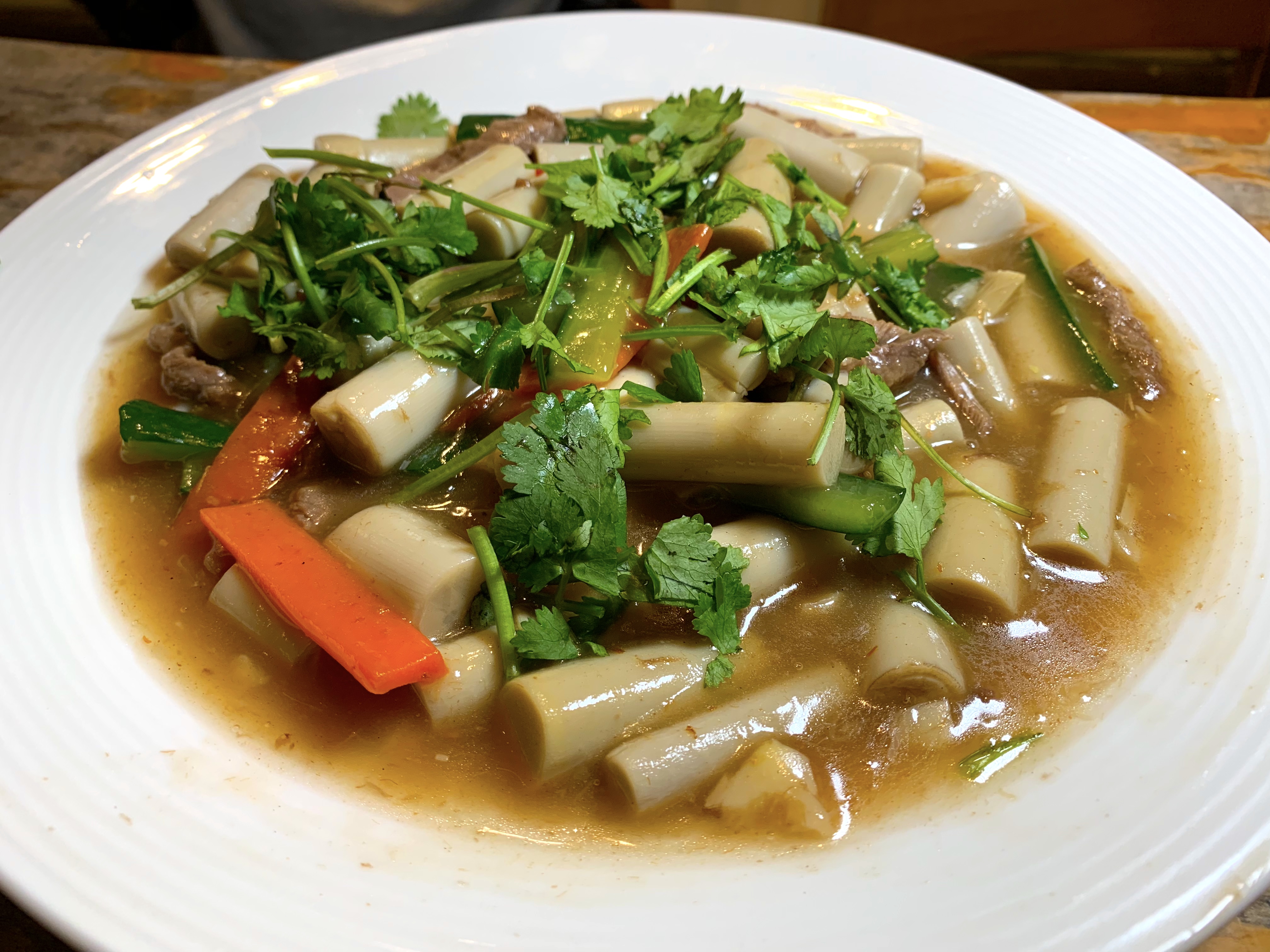 「炒藤心」嘗起來類似筊白筍的爽脆，但有明顯苦味，咀嚼後會慢慢轉為甘甜。