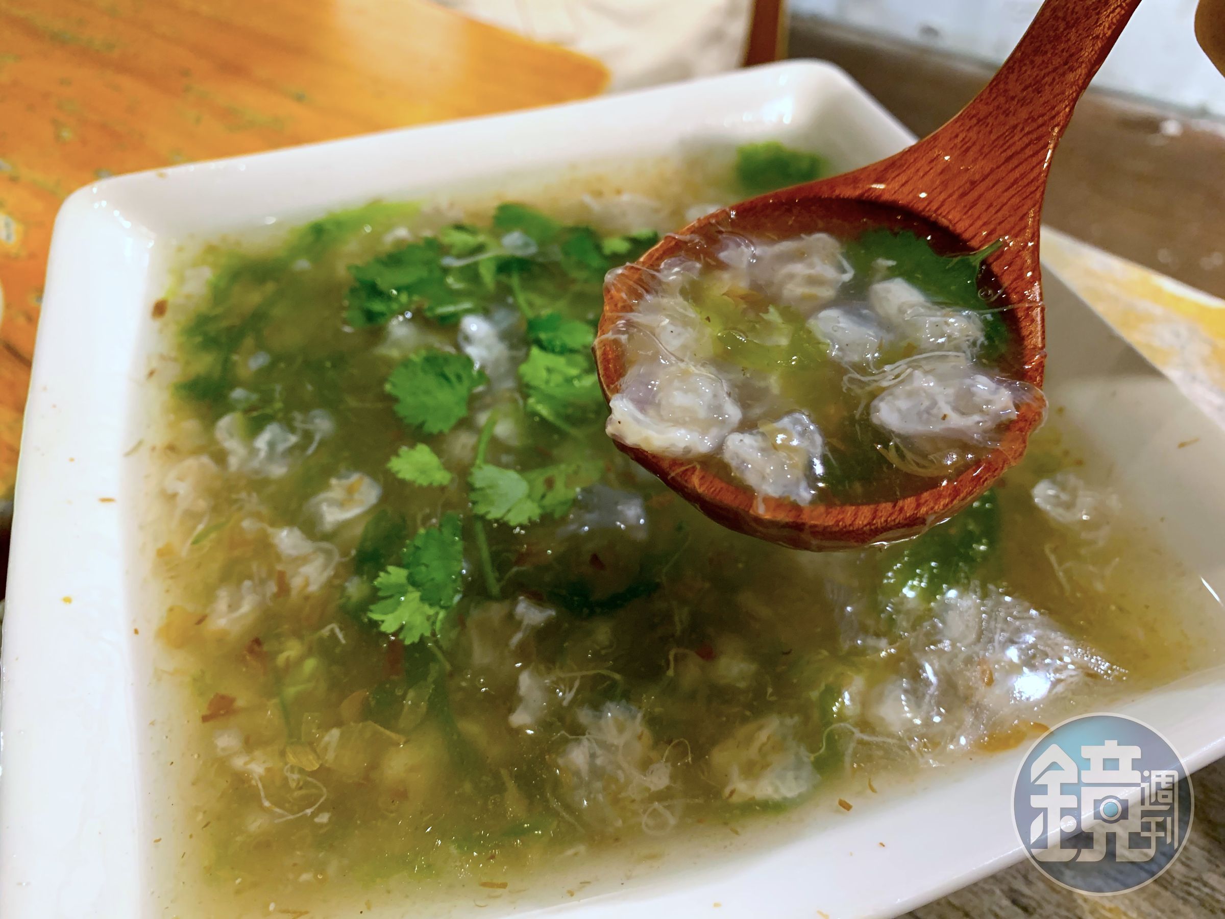 「水母羹」口感軟軟帶一點脆度，僅以柴魚高湯煮成的羹汁提一點鮮味。