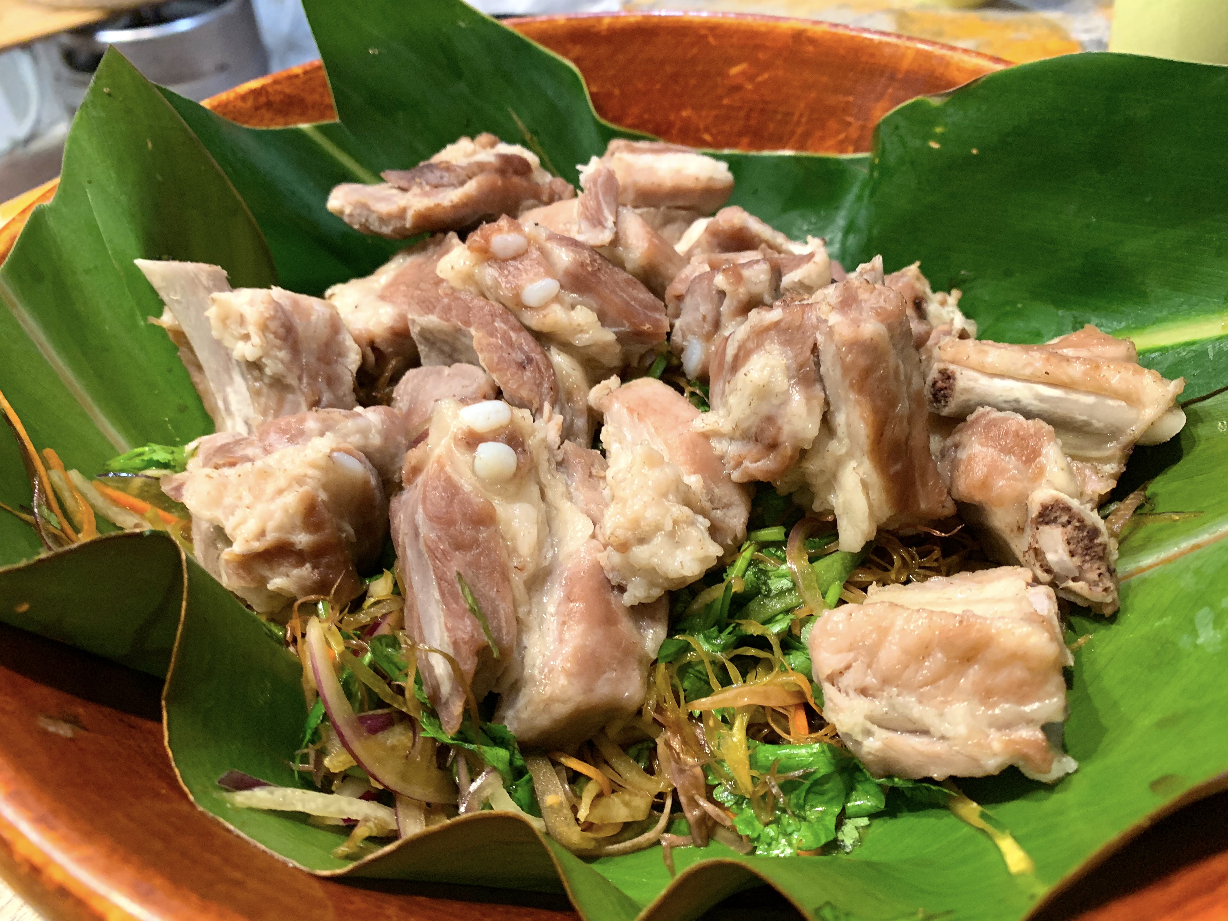 「鹹豬肉」吃起來其實不會太鹹，肉質紮實不柴，豬肉味單純不腥。