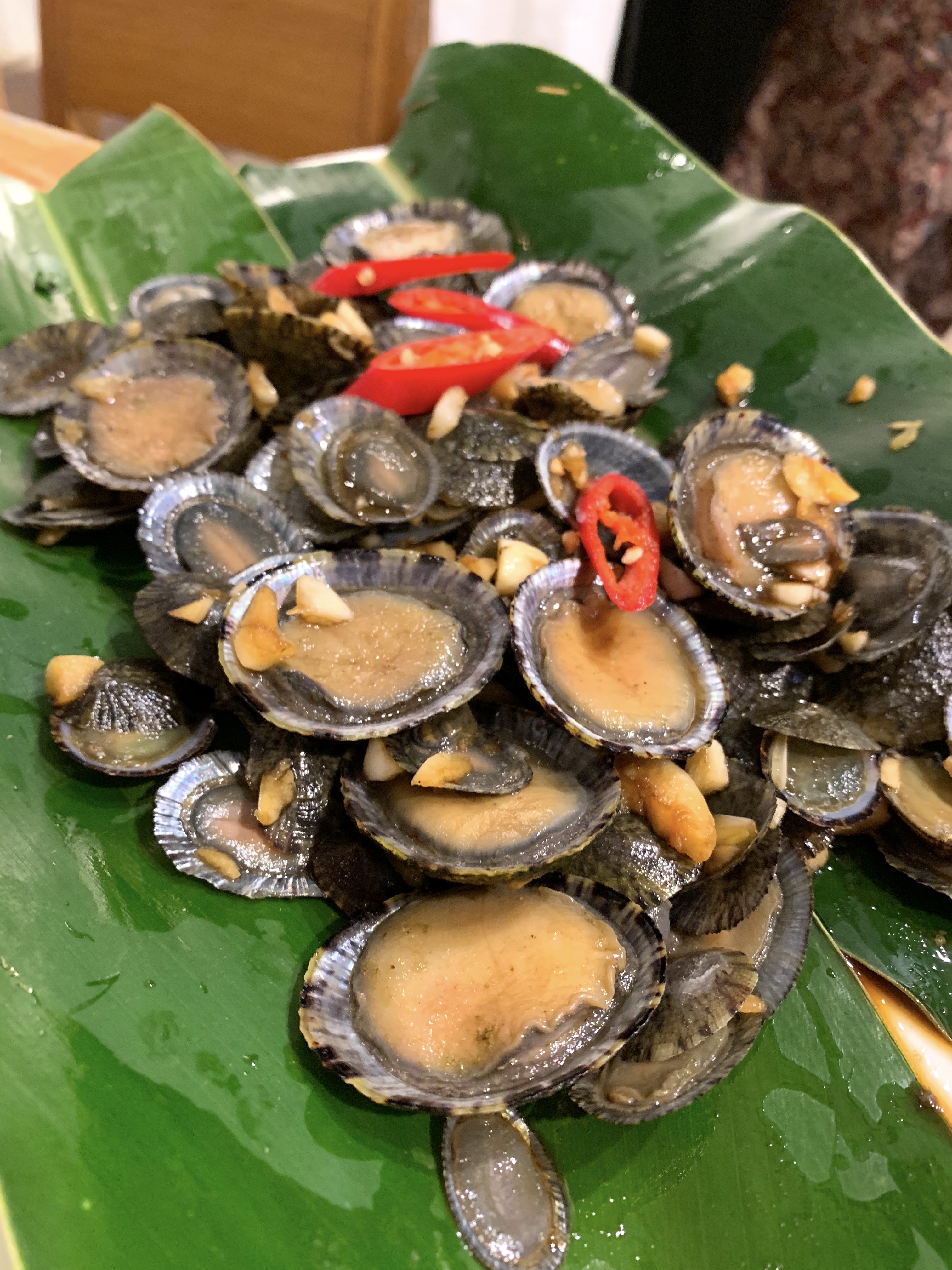 「醃笠螺」吃起來有點像鹹蜆仔，但螺肉的海味更重。
