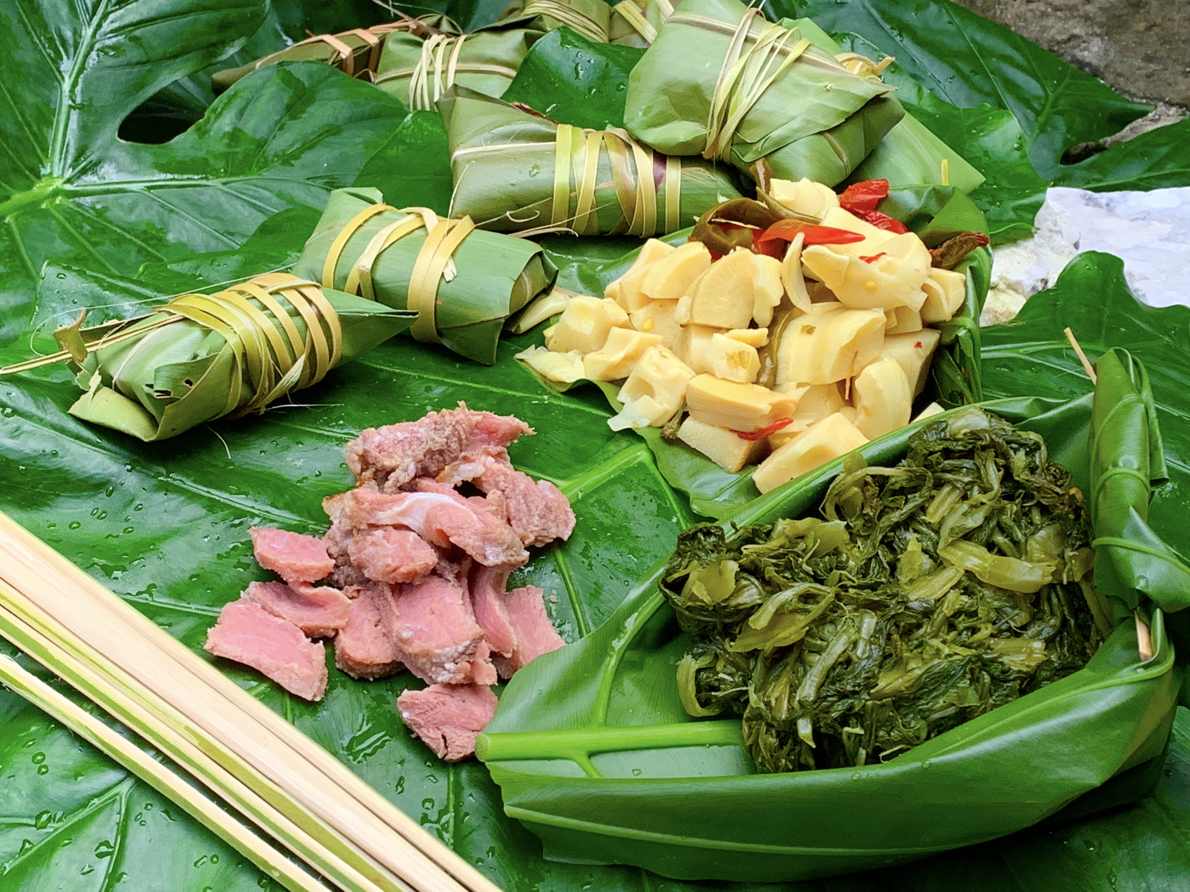 山豬肉用相當多的鹽醃漬，味道重鹹，要配著醃菜和糯米飯一起吃。