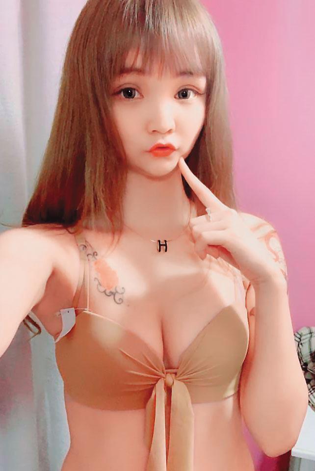 長相甜美、身材火辣的陳韻捷曾是酒店小姐,目前經營網拍事業。(翻攝臉書)