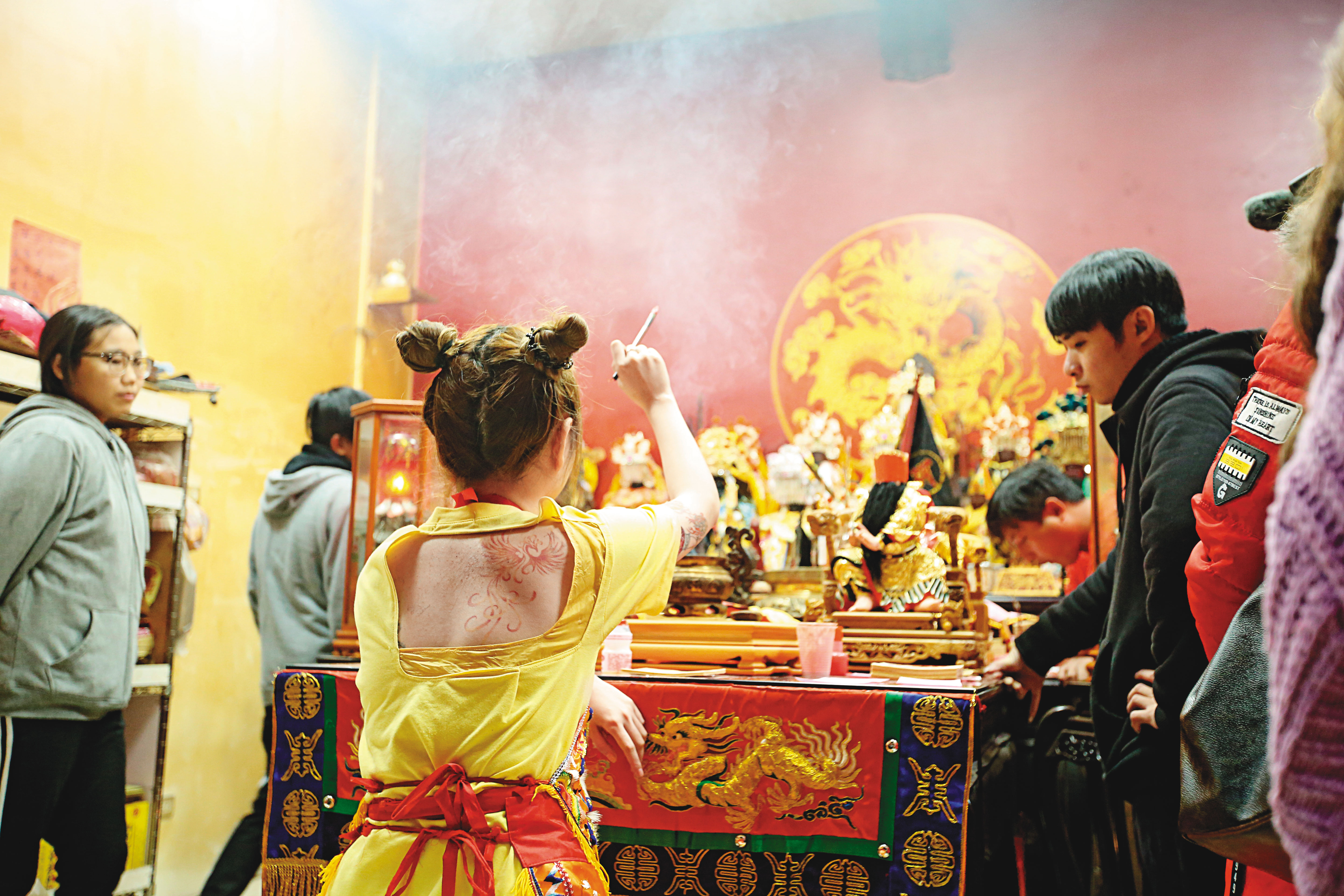 正妹乩童會以狼牙棒、鯊魚劍等法器讓自己流血，以加強法力。（翻攝臉書）