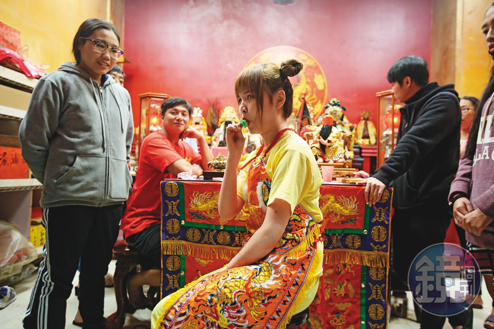 三太子附身正妹乩童後,吵著要吃棒棒糖、喝養樂多,才肯辦事。