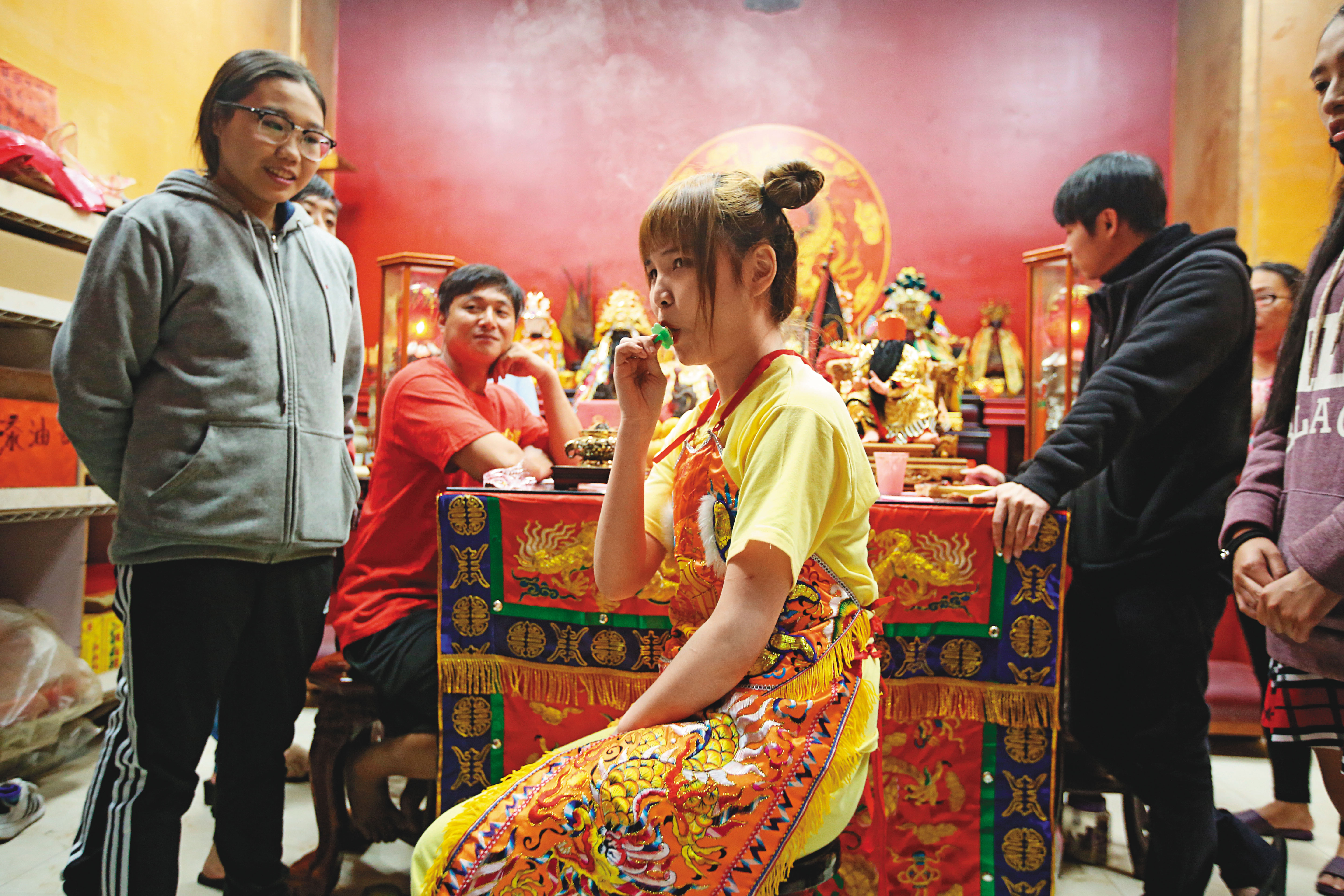 三太子附身正妹乩童後，吵著要吃棒棒糖、喝養樂多，才肯辦事。