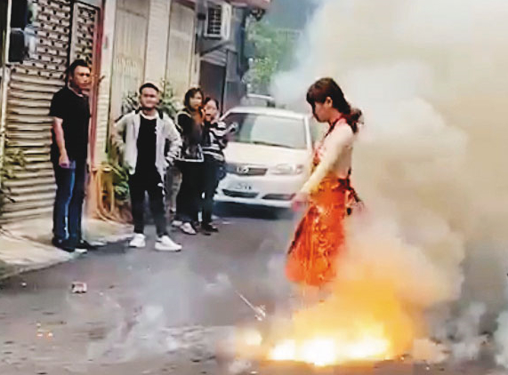 正妹乩童因三太子降駕附身，就算站在鞭炮中也能毫髮無傷。（翻攝臉書）