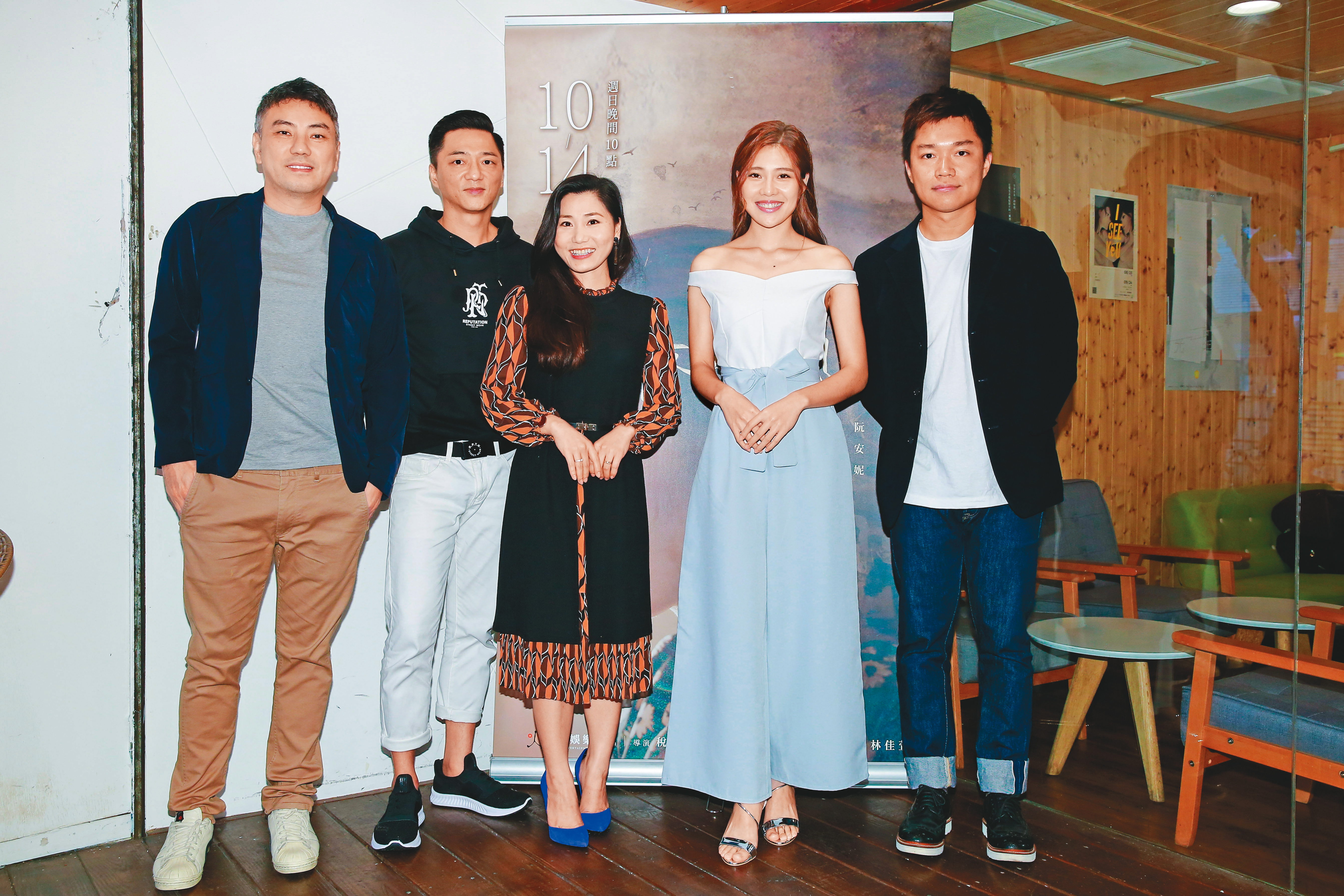 梁湘華（右二）跟製作人詹仁雄（左起）、演員藍葦華、阮安妮及導演稅成鐸一起出席《最美的風景》記者會。