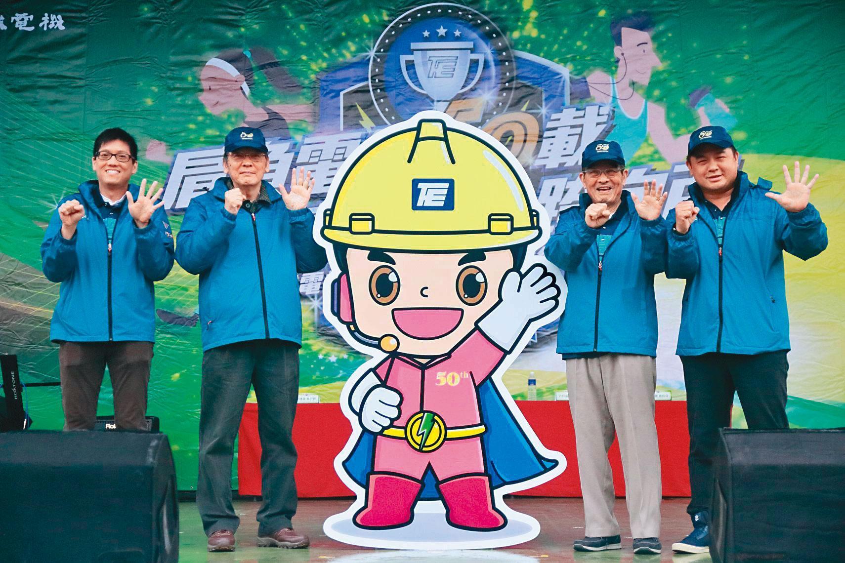 華城電機目前已由許家二代許邦福(左2)、許守雄(右2),以及第三代許逸德(右)、許逸晟(左)等人一同經營。(翻攝華城電機臉書)