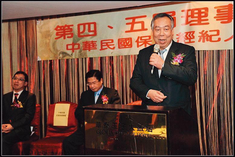 這次讓雙方人馬握手言和的關鍵人物是雙方舊識許文通(右)。(翻攝中華民國保險經紀人商業同業公會)