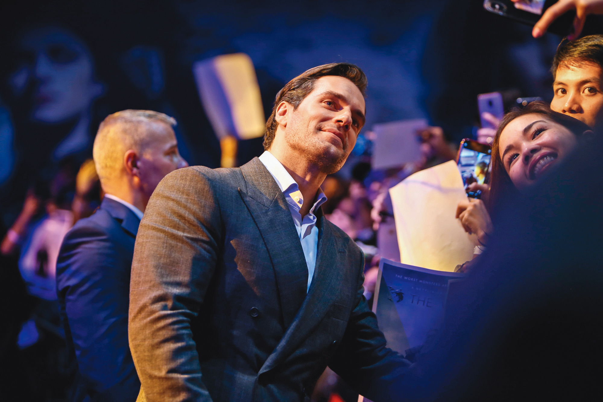 亨利在見面會上與粉絲合照，還笑說三更半夜帶小孩來卡位的家長，可能會被社會局關切。（Netflix提供）