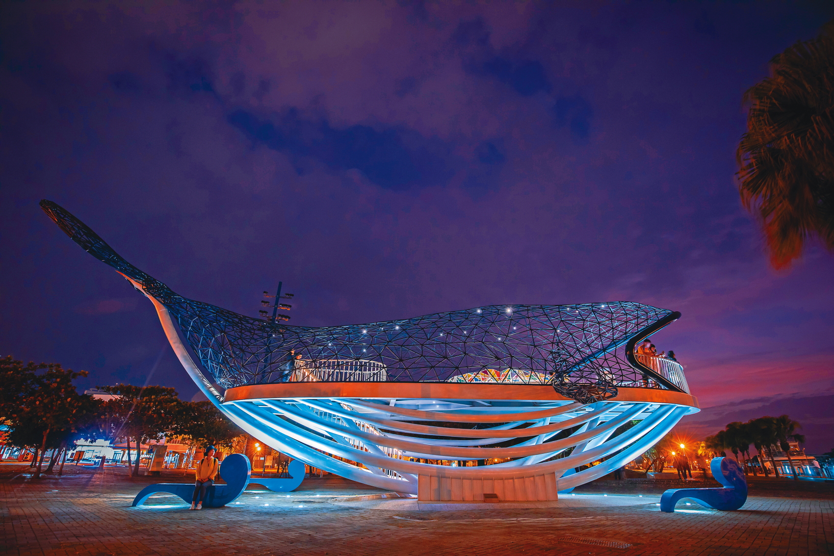安平港旁的「大魚的祝福」，是台南著名的夜景地標。
