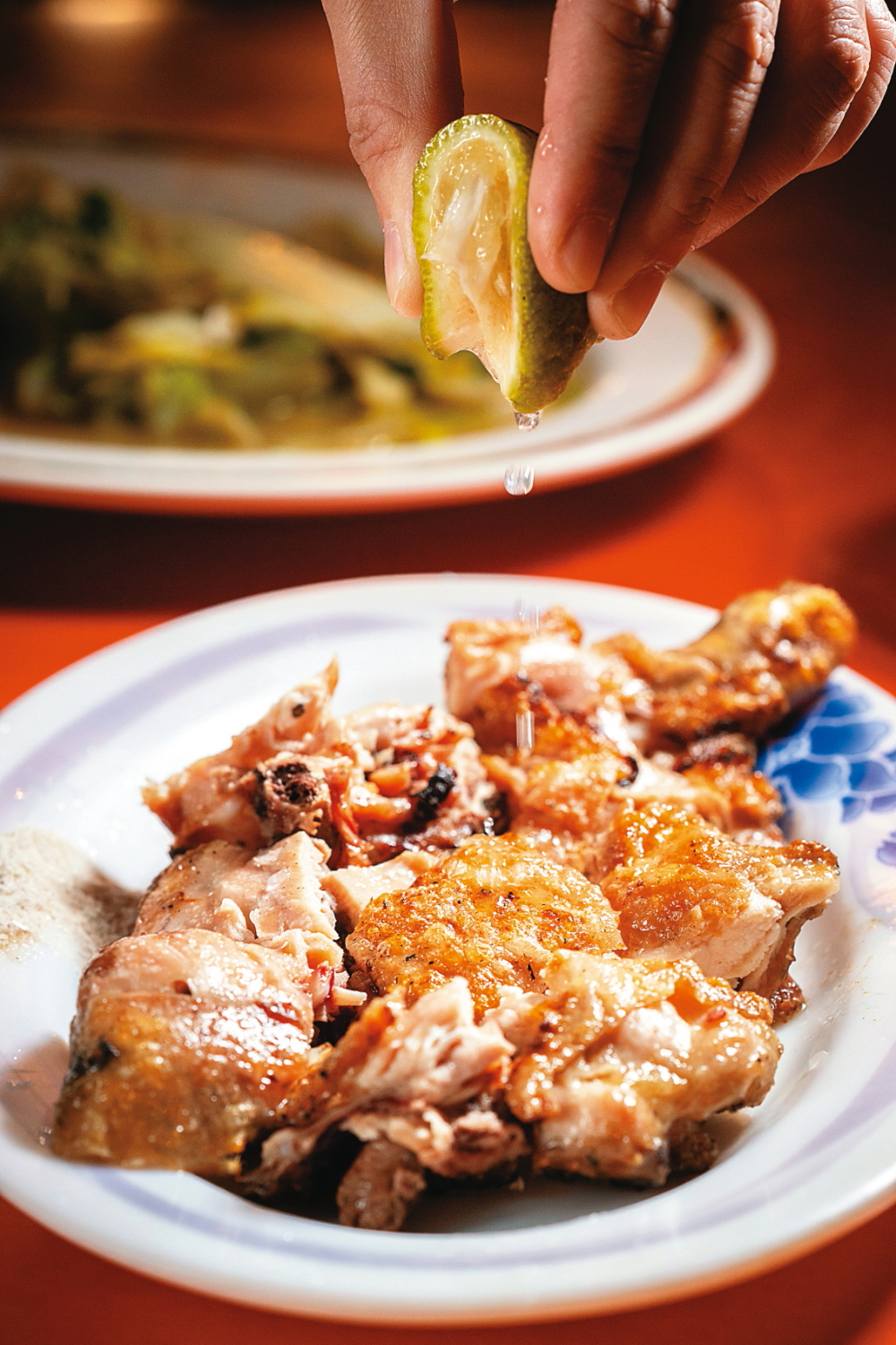 「烤雞腿」肉質鮮嫩不柴，是店家的招牌燒烤料理之一。（180元／份）