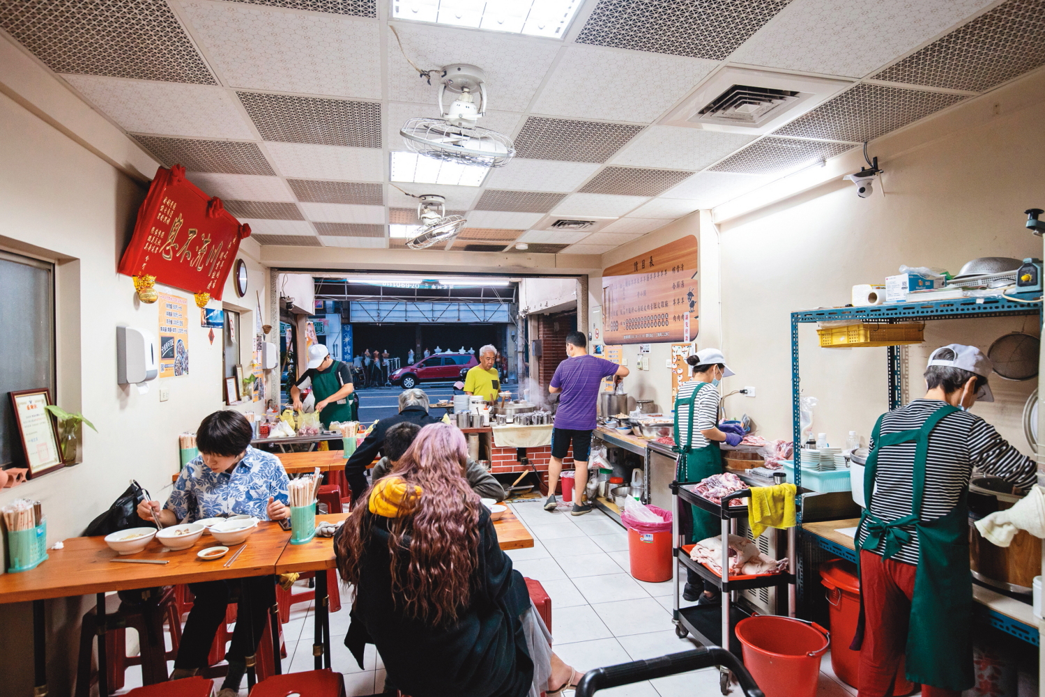 許多食客天還沒亮就已到「無名羊肉湯—大菜市」，享受新鮮羊肉湯的滋味。
