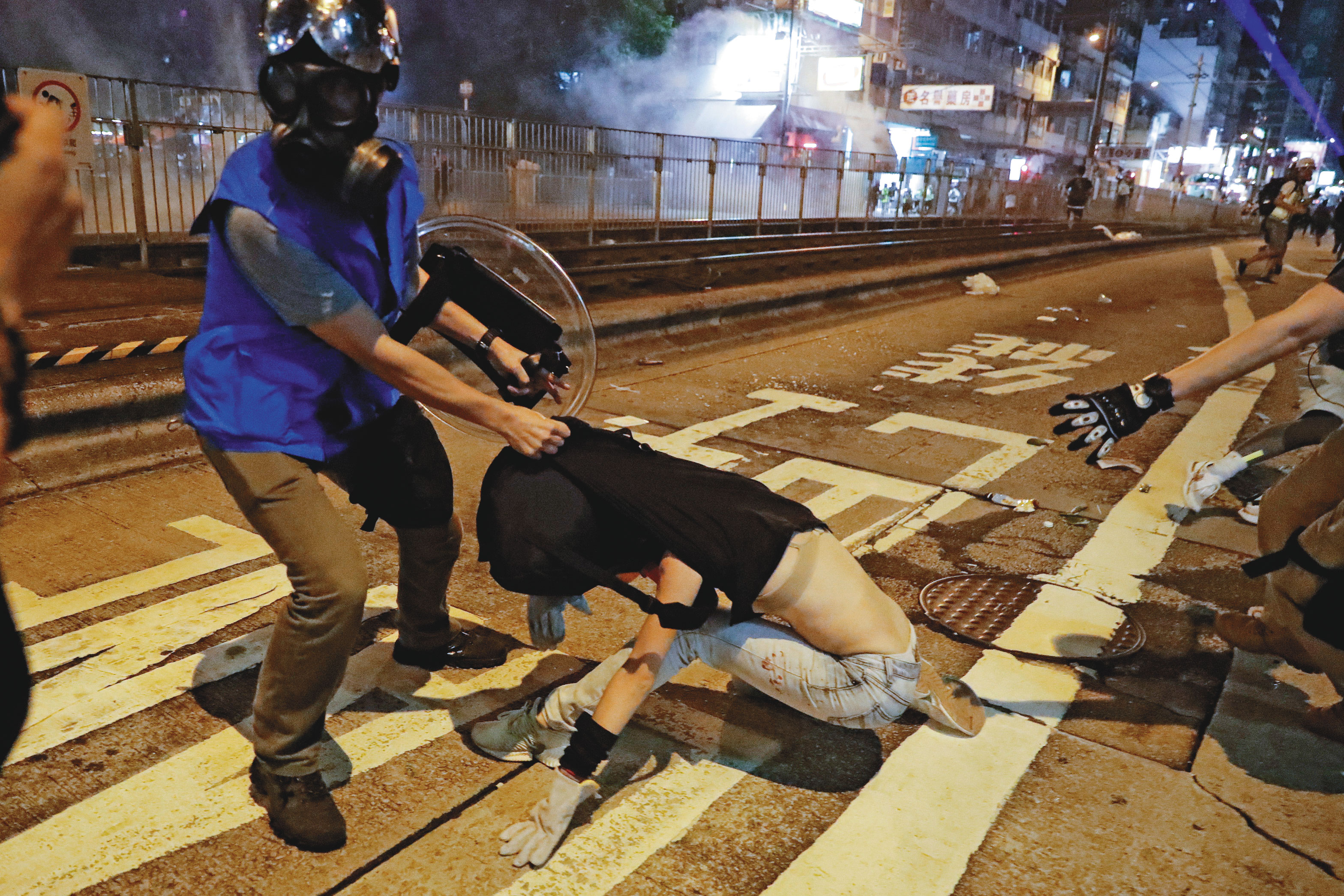 港警粗暴對待女性的影像和證言屢屢見諸媒體。圖為香港一○二一遊行中,港警幾乎扯掉一名女性抗爭者的上衣,露出內衣。(達志影像)