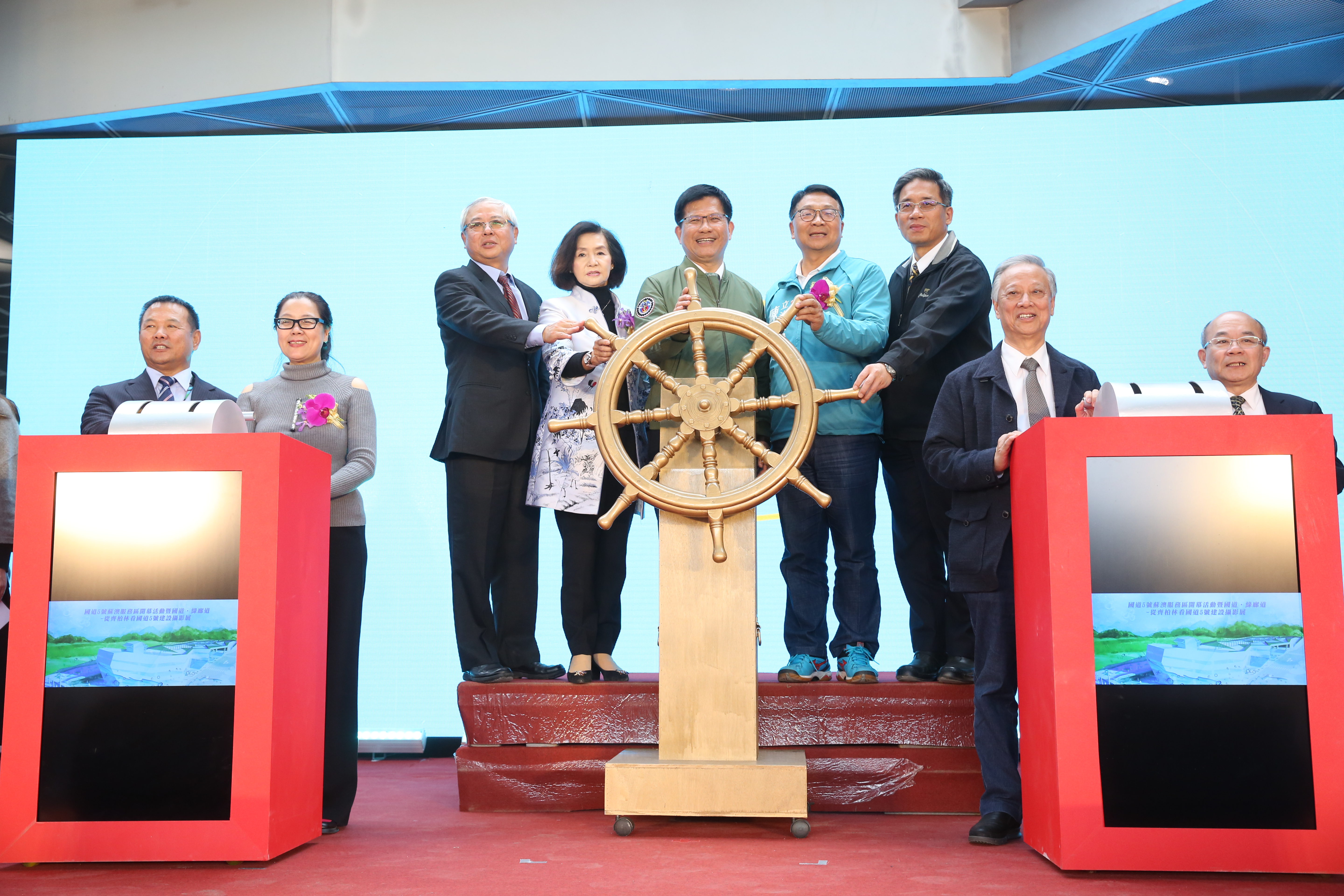 全家國道蘇澳服務區開幕，包括全家董事長葉榮廷、總經理薛東都，以及交通部長林佳龍等人都出席活動。