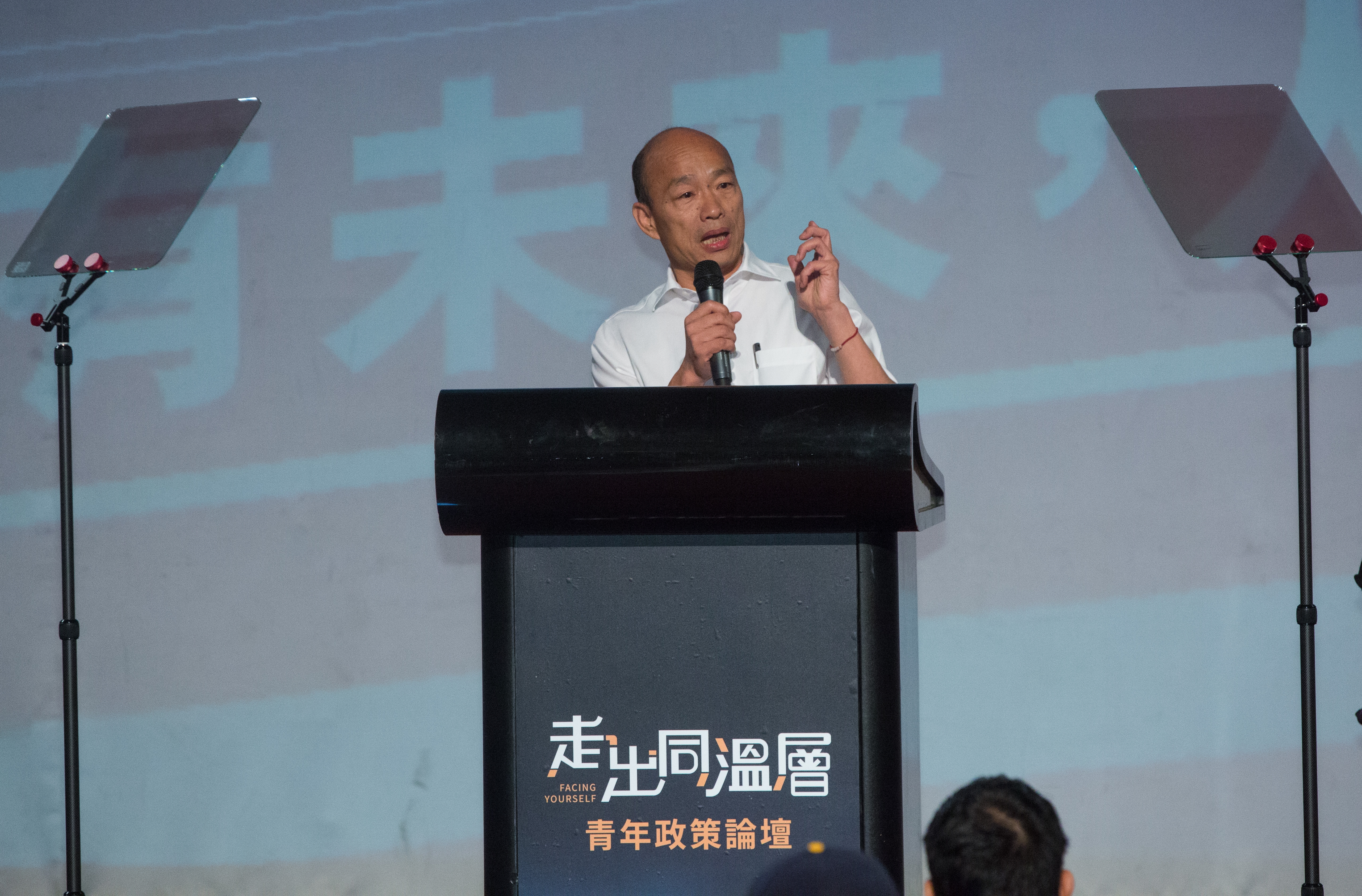 國民黨總統候選人韓國瑜近日狂酸對手蔡英文是「讀稿機」，連網路上也開始瘋傳「讀稿機」等假訊息。（本刊資料照）