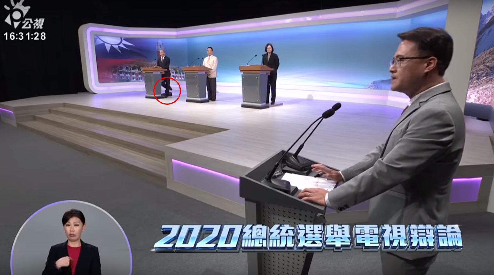 韓國瑜在辯論會收尾時，疑似在台上脫鞋搓腳，畫面曝光再度引起網友熱議。（翻攝自《公視》YouTube頻道）