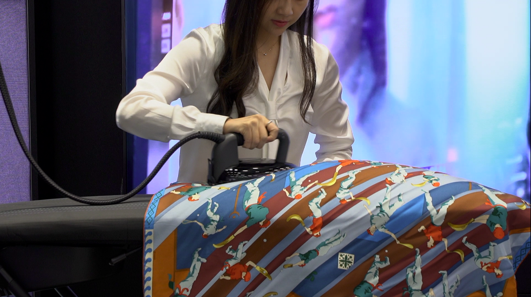 Laurastar的活力熨燙板具有鼓風吸風功能,鼓風系統會形成空氣墊,吸風系統有效固定衣物燙出筆直線條。