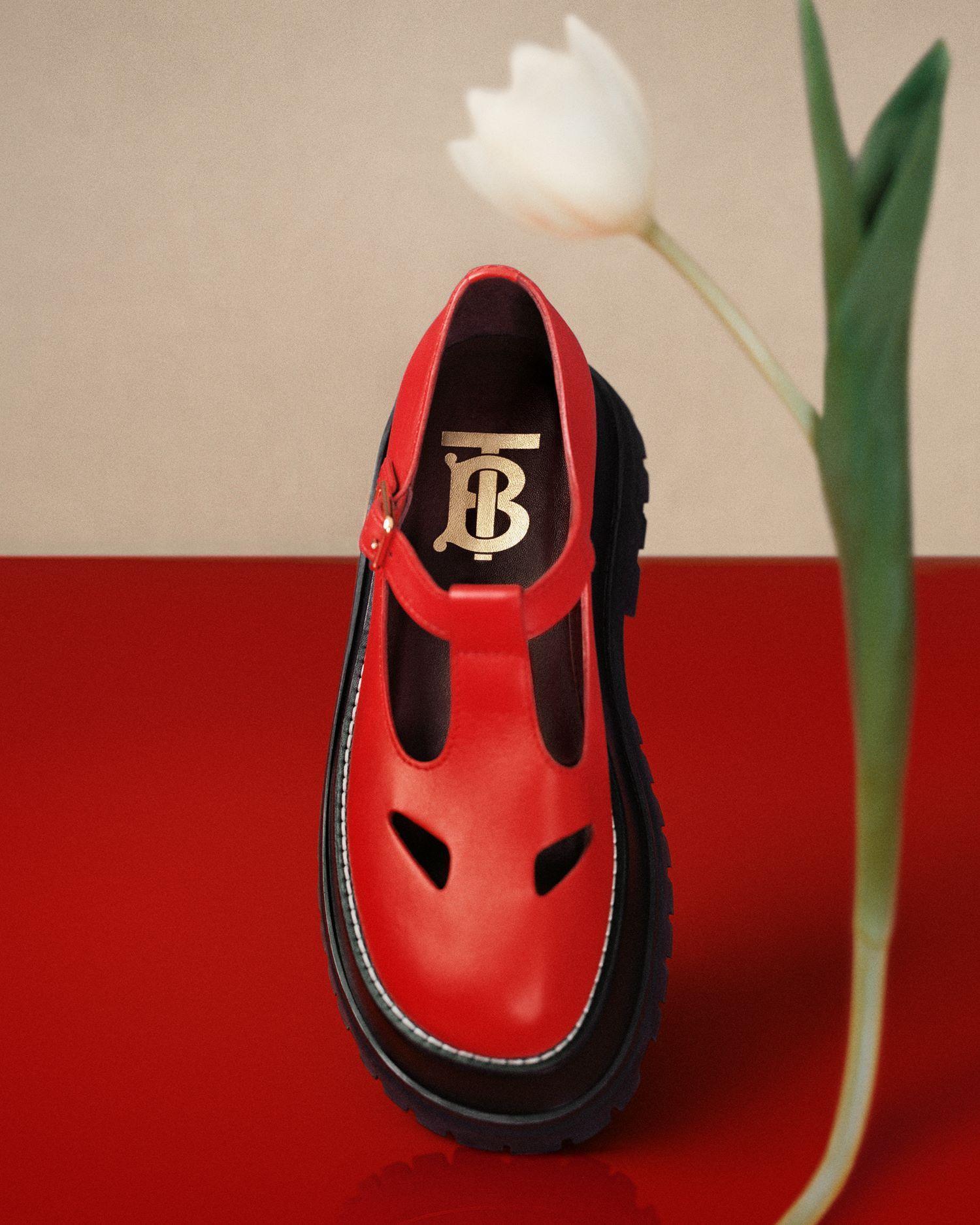 紅色按扣皮革T字鞋,NT$23,900。(BURBERRY提供)