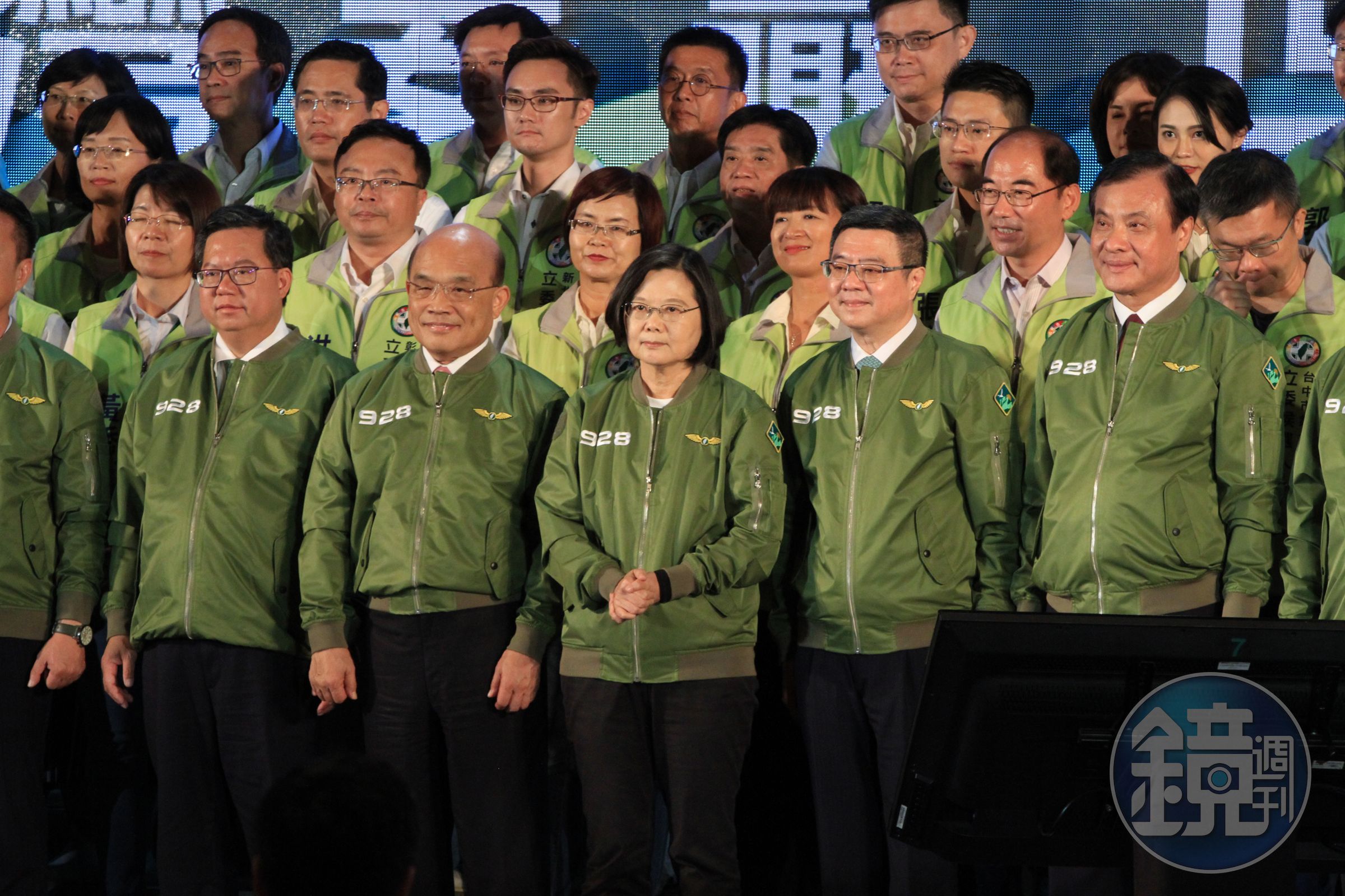 國民黨與民進黨所推出飛行夾克超夯，不過投票當天得避免攜帶或穿著，因有夾帶政黨與候選人資訊，可能會被開罰1.5萬元。（本刊資料照）