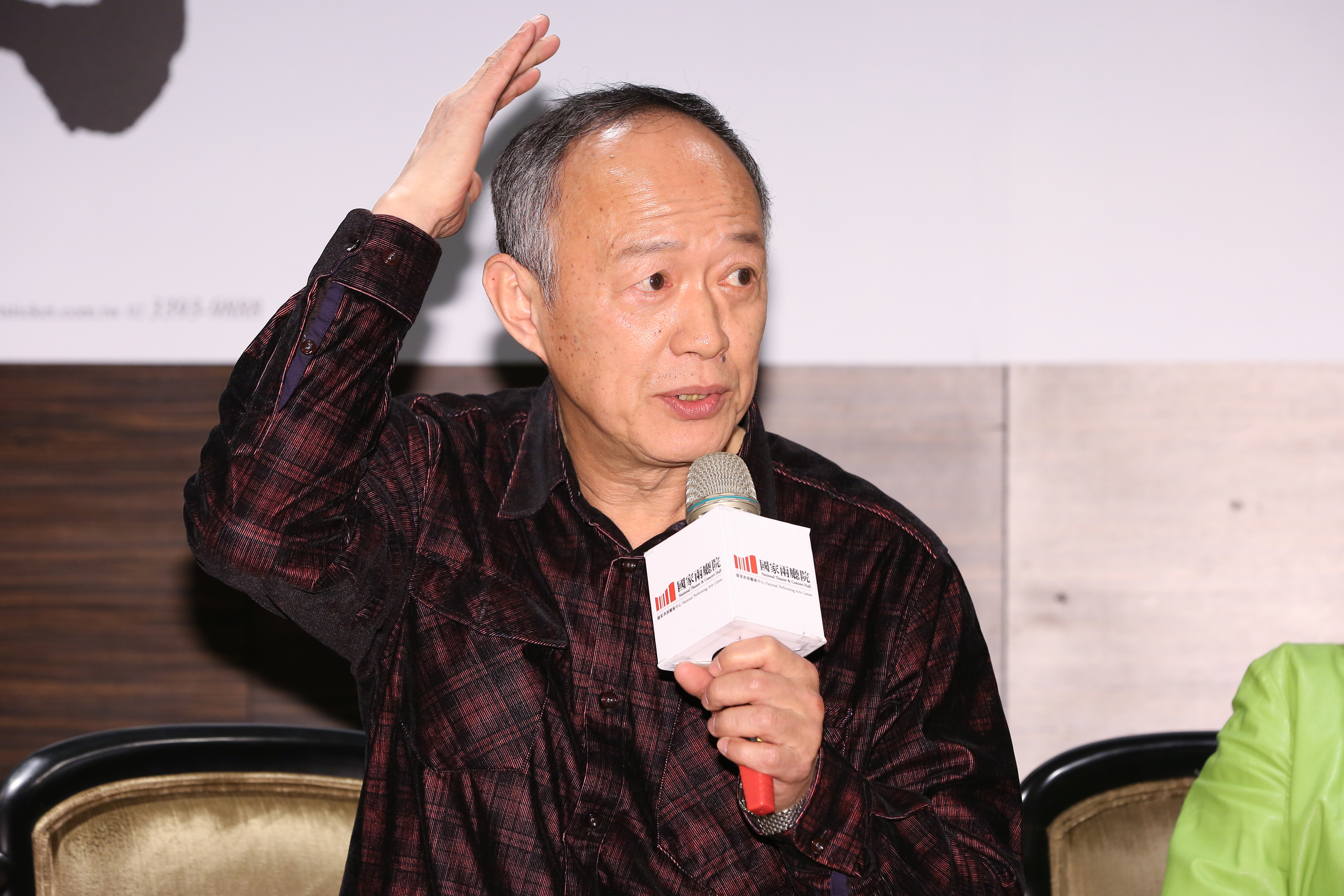 金士傑60歲老來得子，近年也積極演出賺奶粉錢。