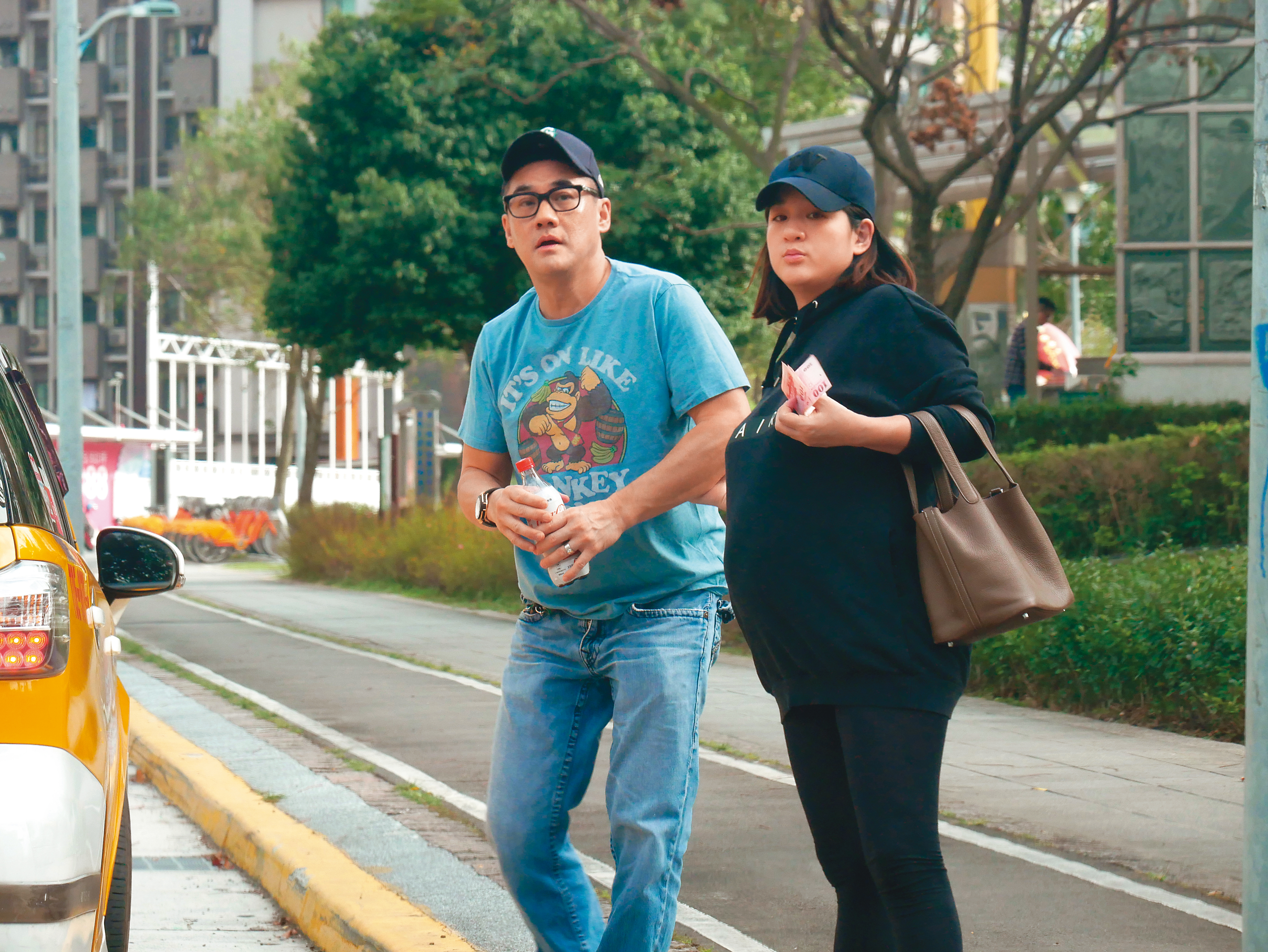 12月20日14：07，下午2點多，吳大維跟老婆搭計程車現身台北市內湖行善路上，老婆穿著黑色彈性褲、長版黑色帽T，肚子看起來已經懷胎至少7、8個月。