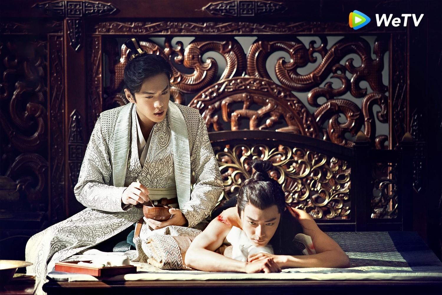 張若昀（左）在《慶餘年》幫肖戰擦藥。（WeTV提供）