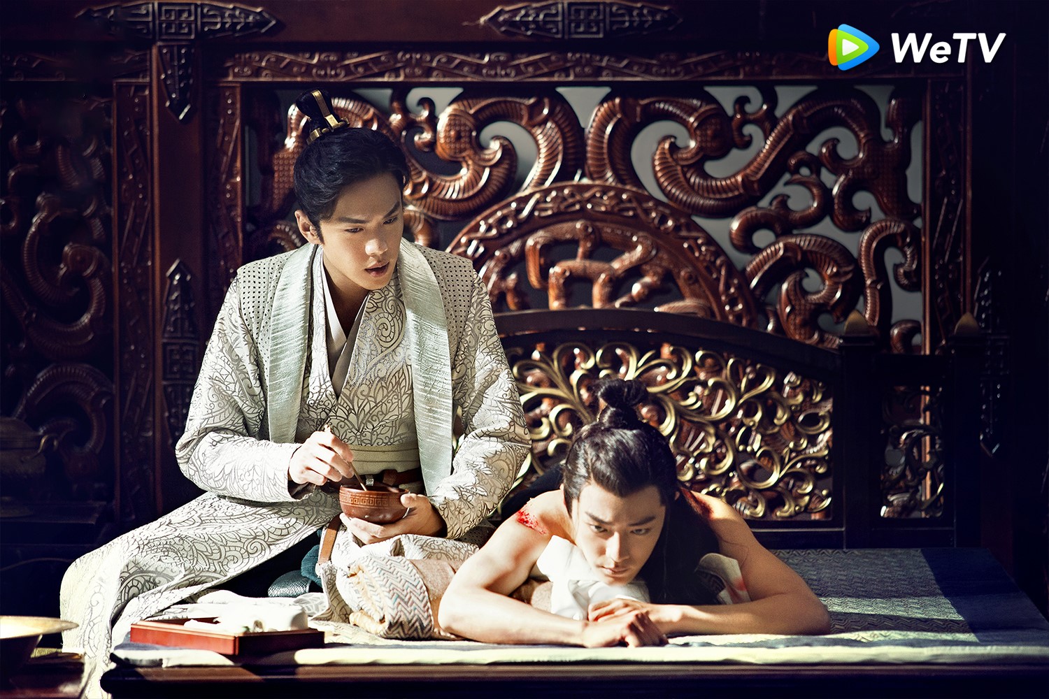 張若昀（左）在《慶餘年》幫肖戰擦藥。（WeTV提供）