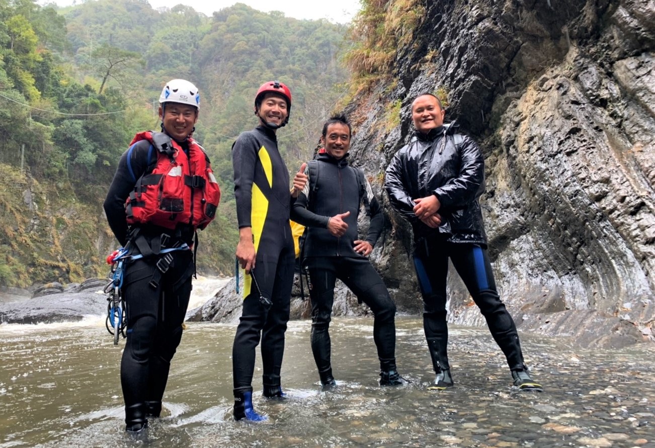 吳俊諺主持八大綜合台《台灣第一等》出外景，拍攝中途竟突遇溪水暴漲。（八大提供）
