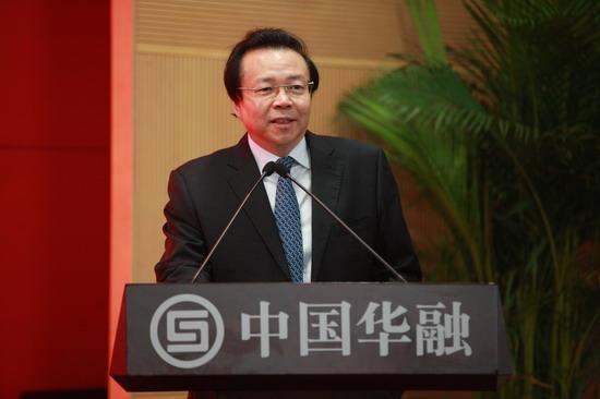 中國華融接連爆發財務困境，前董座賴小民貪瀆被抄家時發現有3噸現金藏在家中。（翻攝自海南省企業聯合會）