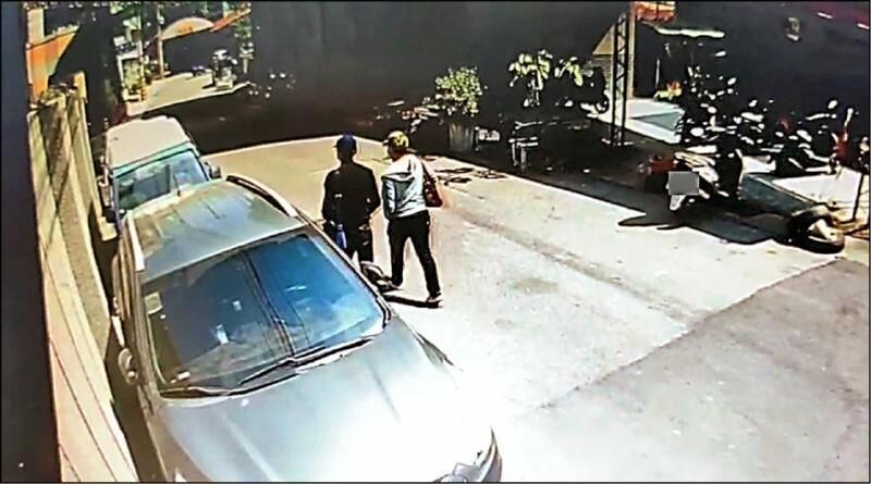 林及陳兩人跟隨賴男到場綁人。（翻攝畫面／林慶祥）