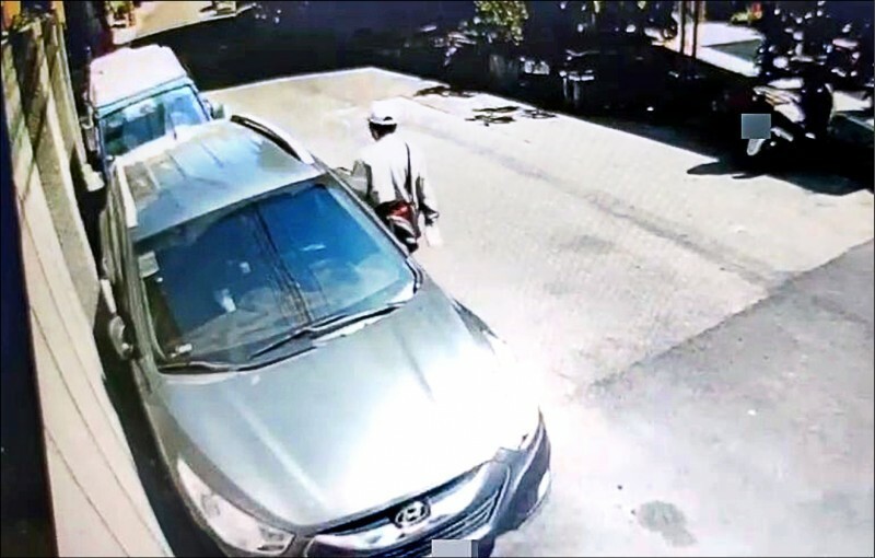 賴男到太平區找姊姊及姊夫談判，監視器拍到其身影。（翻攝畫面／林慶祥）