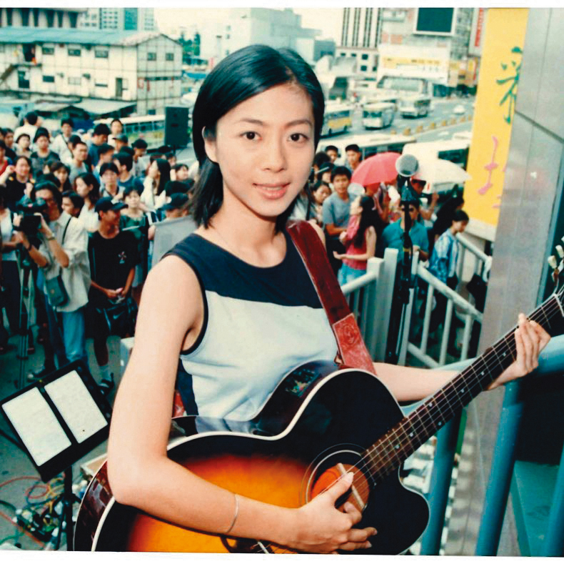 陳綺貞的文青風格非常強烈,也是被害正宮曾經的療癒女神,如今正宮已把陳綺貞的歌刪光、丟掉她的CD。(翻攝自陳綺貞IG)