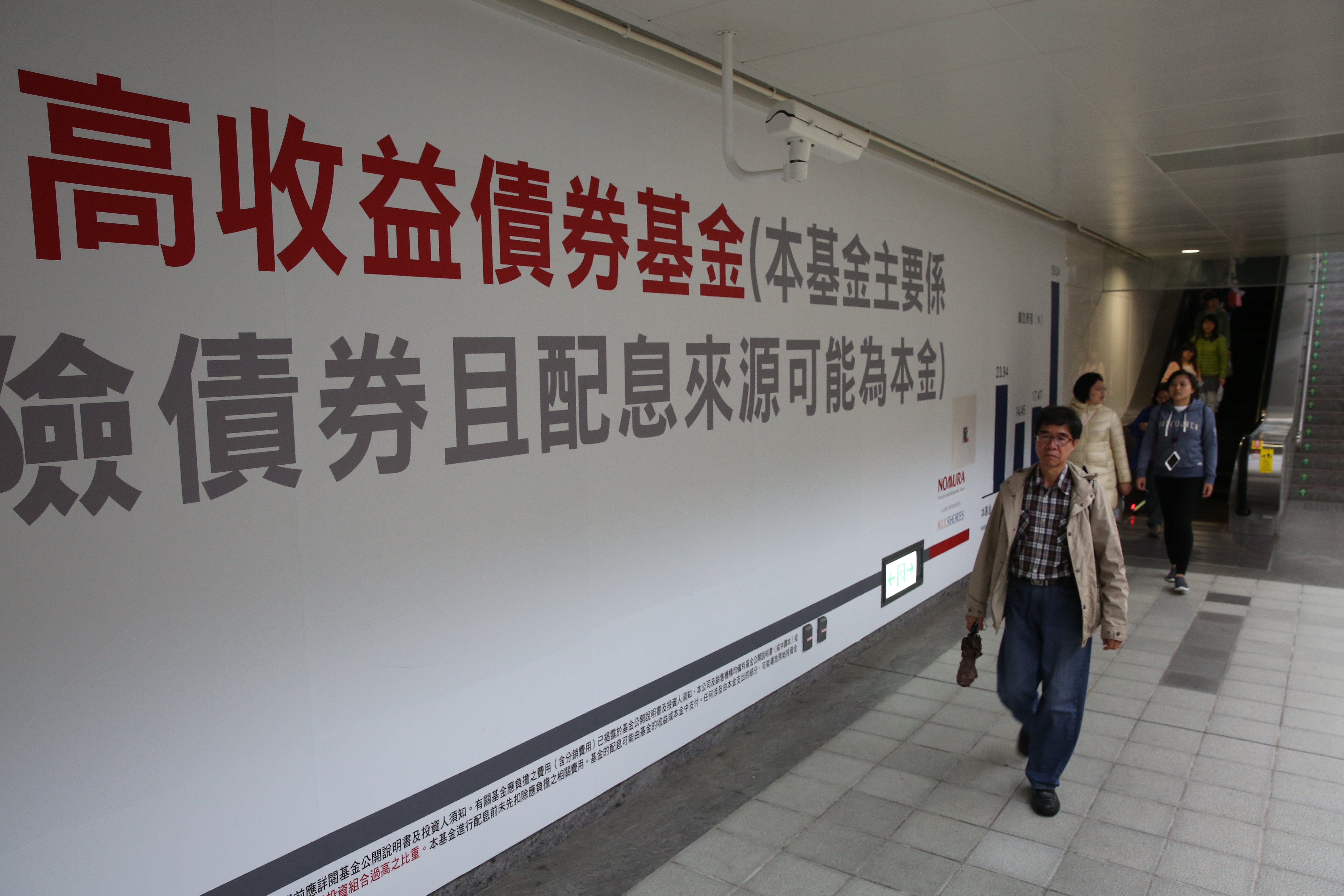 投資人常被穩定報酬吸引，卻搞不清楚自己投資商品，一旦出事只能全民買單。