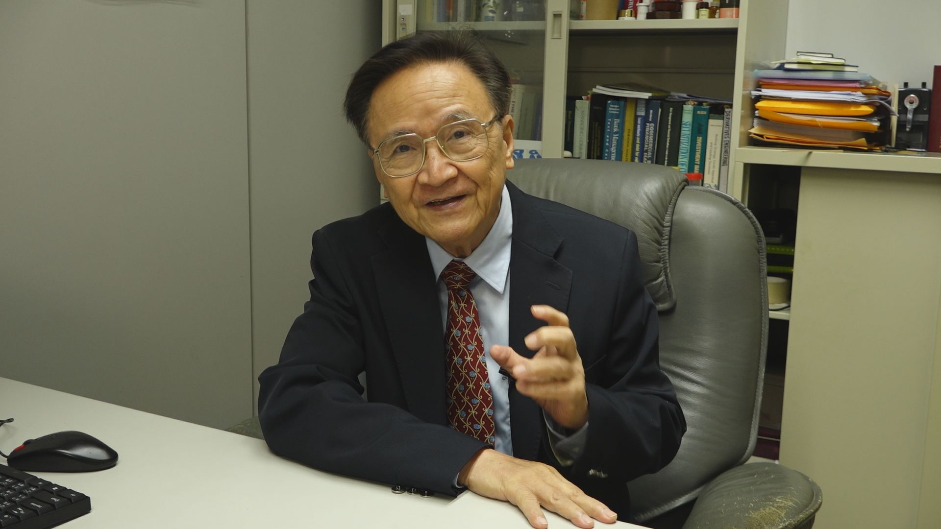 政大金融系教授殷乃平警告投資人，中國債券危機恐讓台灣金融業受創嚴重。