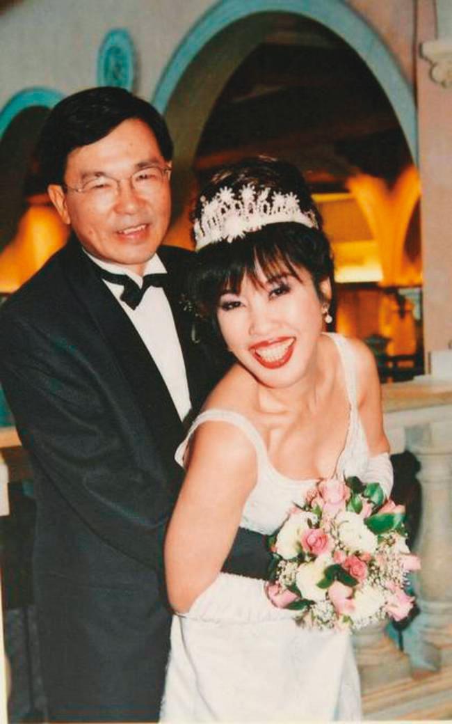 鍋具女王菲姐爆出被交往35年的男友丁洋機毆打、踹子宮。（翻攝自網路照片）