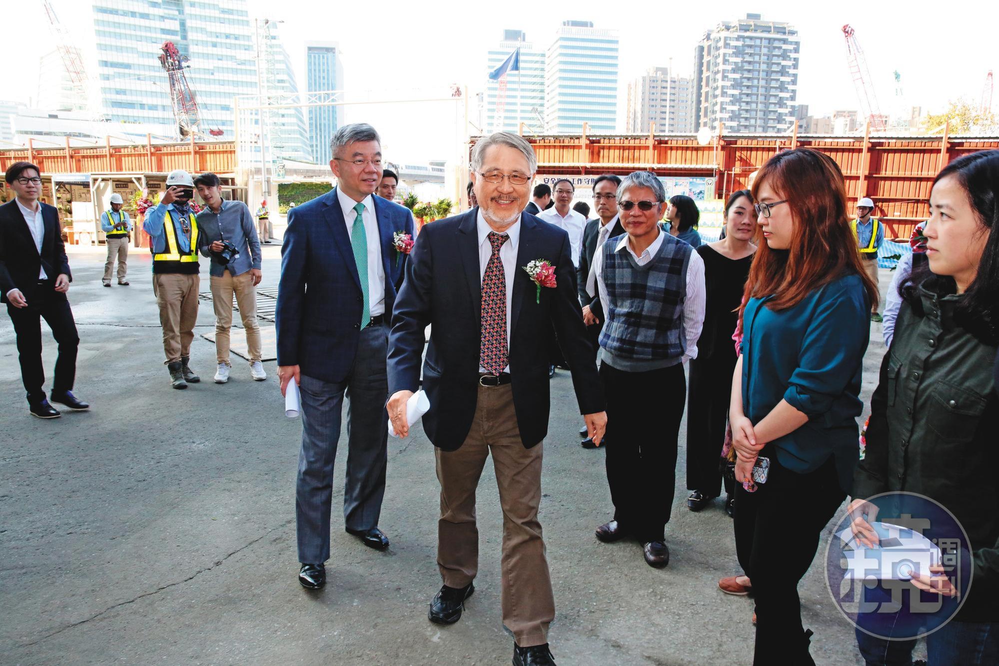 台肥董事長康信鴻（中）被爆擺爛，遲不處理南港C2開發案的變更設計及追加預算案，恐導致C2工程延宕。