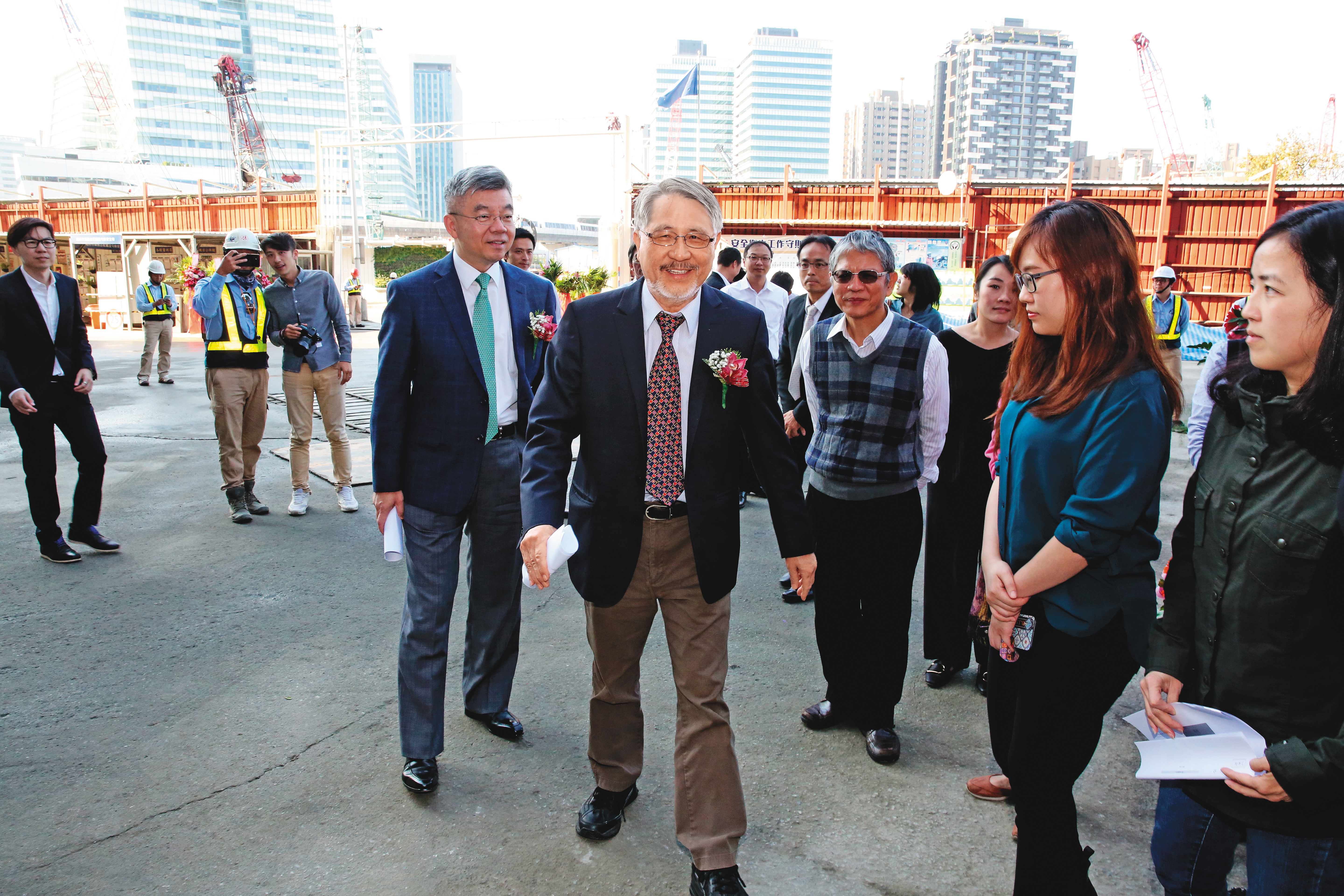 台肥董事長康信鴻(中)被爆擺爛,遲不處理南港C2開發案的變更設計及追加預算案,恐導致C2工程延宕。